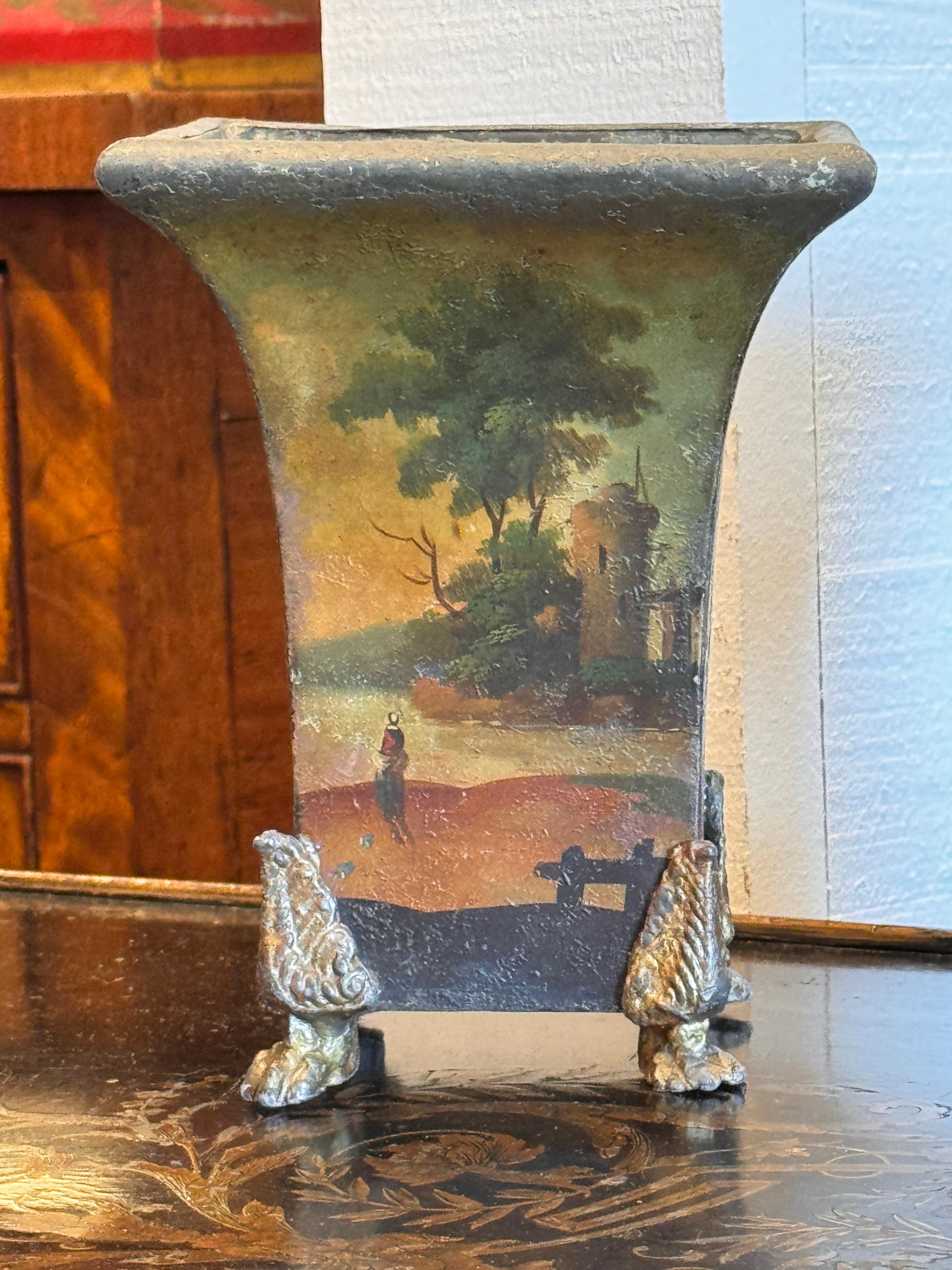 Pareja de Urnas de Tole Pintadas con Patas Doradas Francés en venta