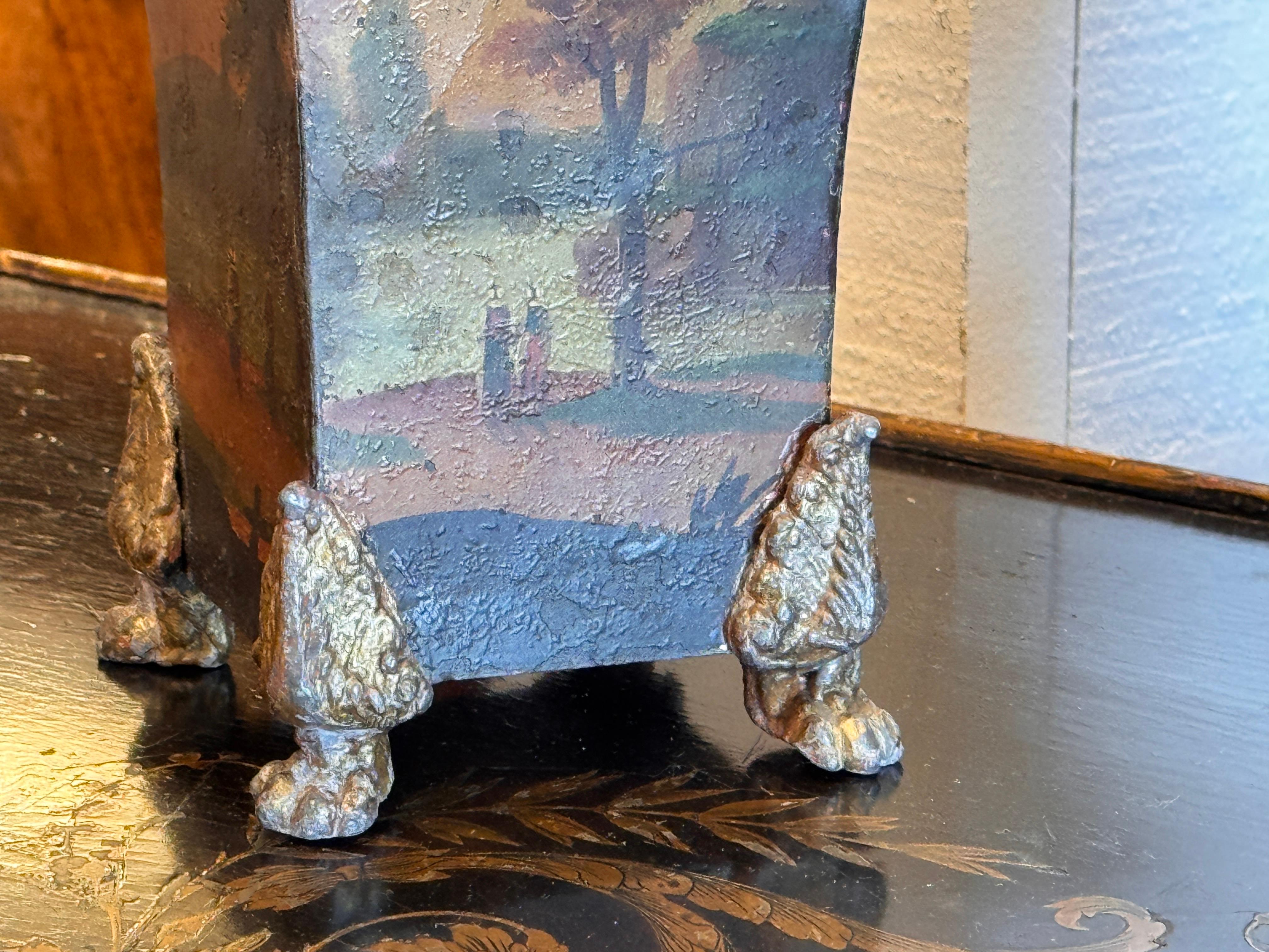 Pareja de Urnas de Tole Pintadas con Patas Doradas en venta 2