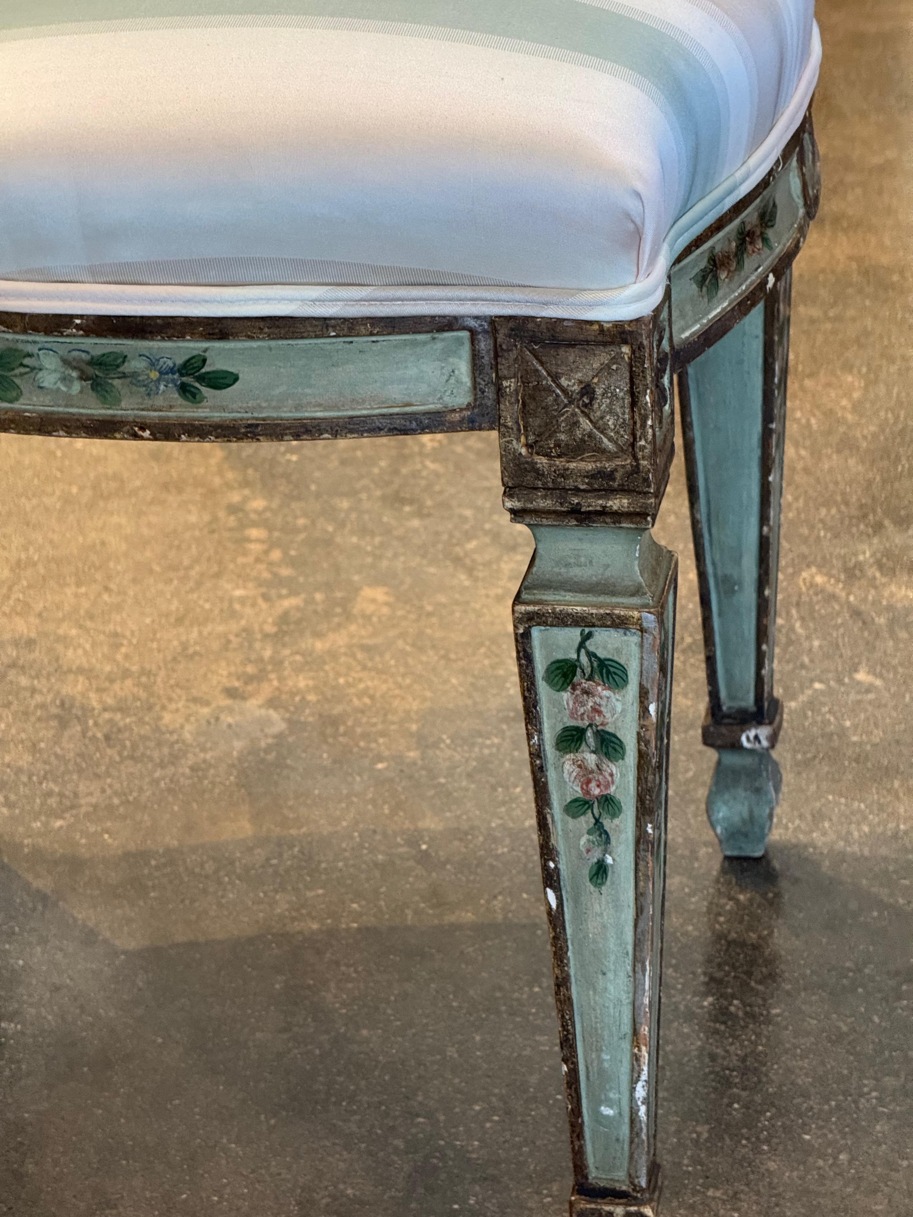 Paire de chaises d'appoint vénitiennes peintes avec détails floraux en vente 5