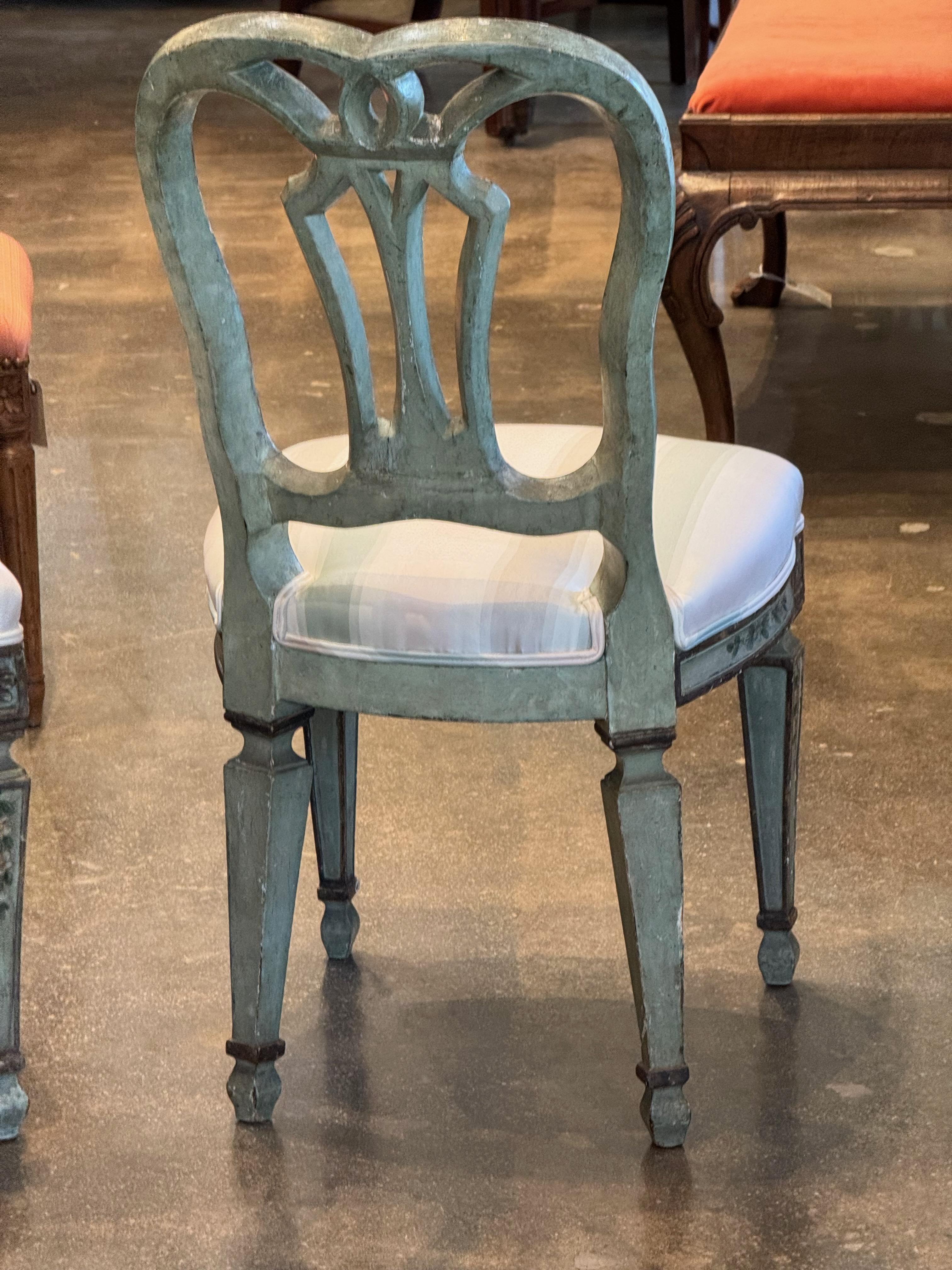 Paire de chaises d'appoint vénitiennes peintes avec détails floraux en vente 6