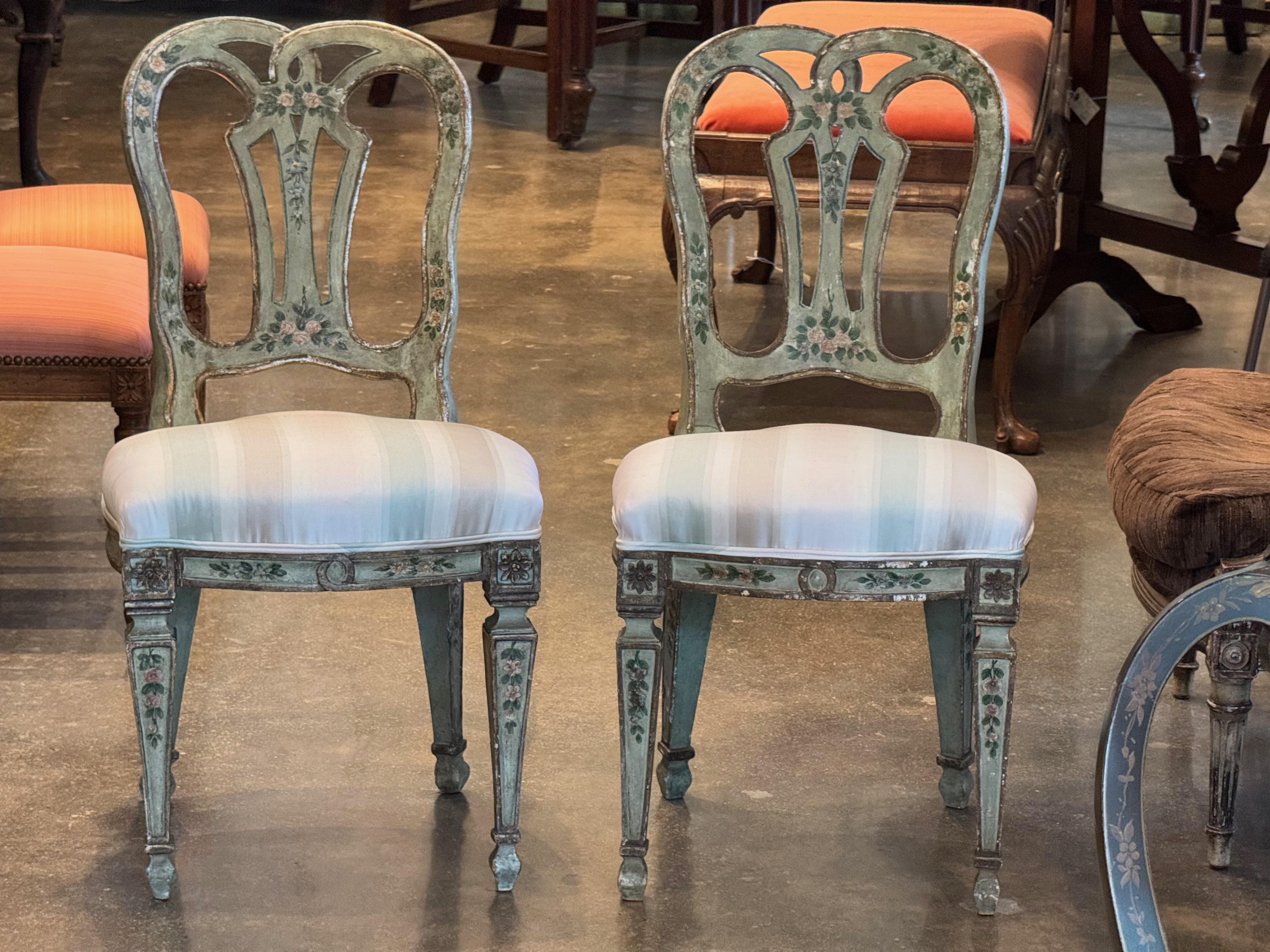 italien Paire de chaises d'appoint vénitiennes peintes avec détails floraux en vente