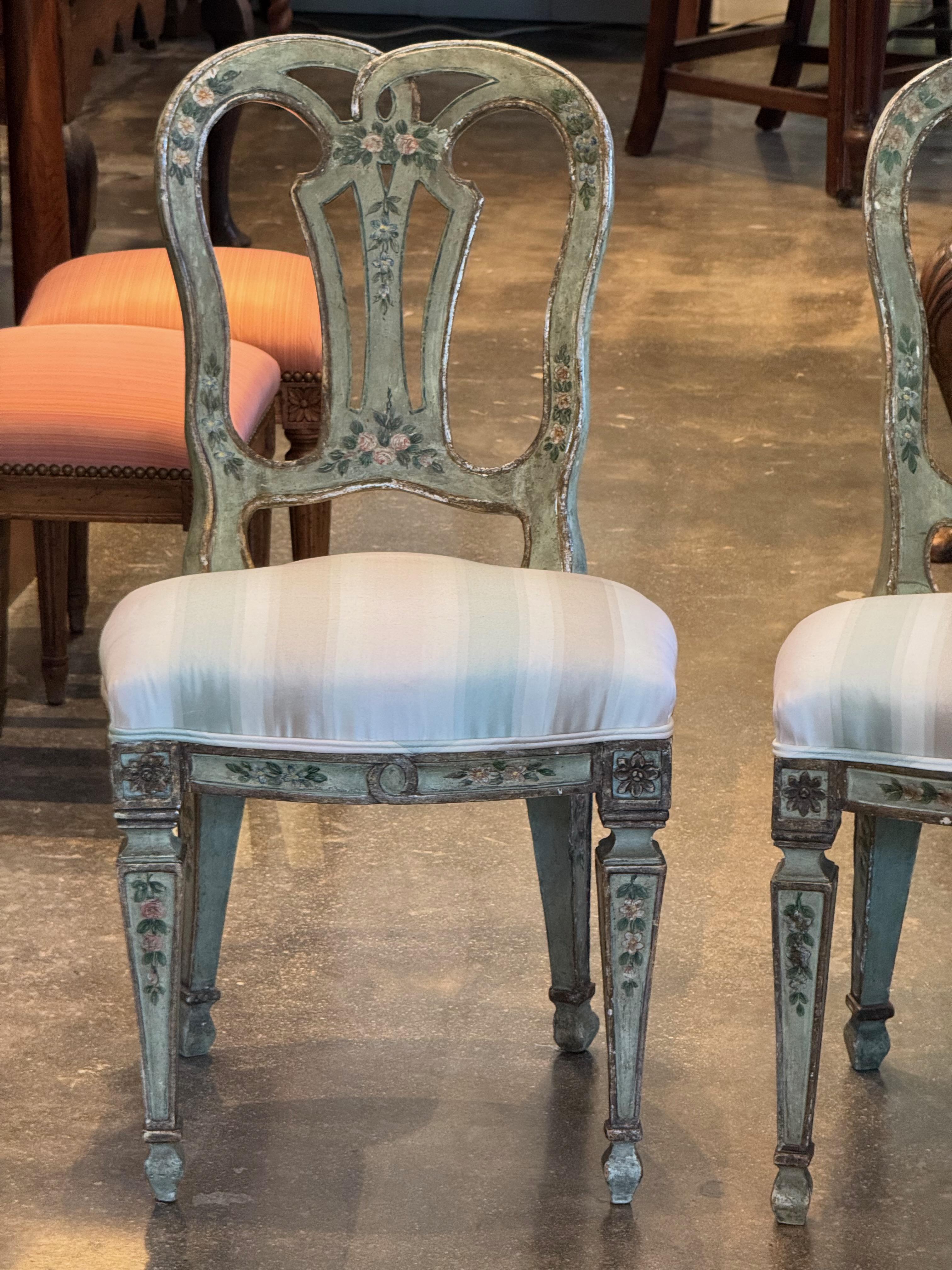 Paire de chaises d'appoint vénitiennes peintes avec détails floraux Bon état - En vente à Charlottesville, VA
