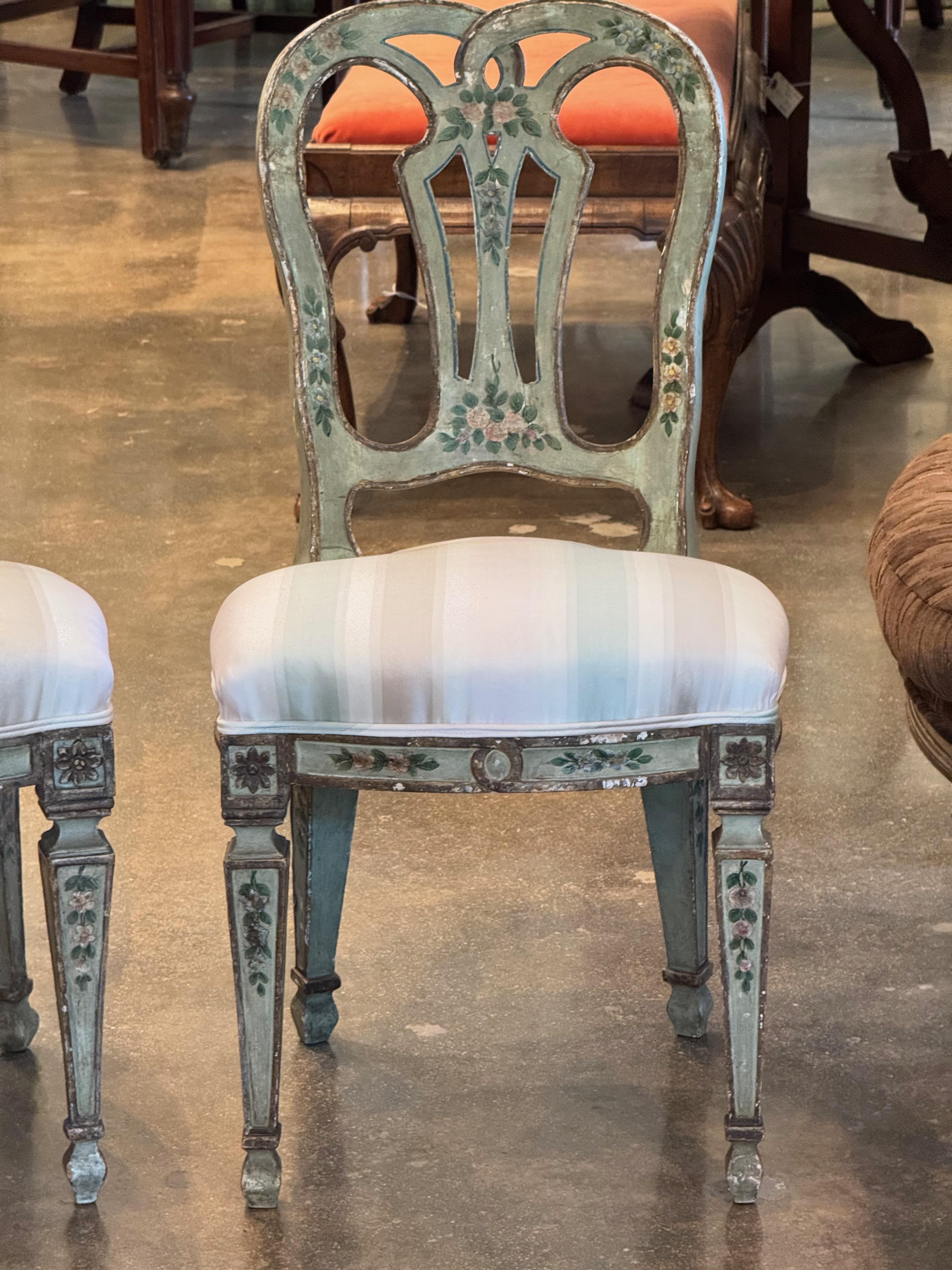 XIXe siècle Paire de chaises d'appoint vénitiennes peintes avec détails floraux en vente