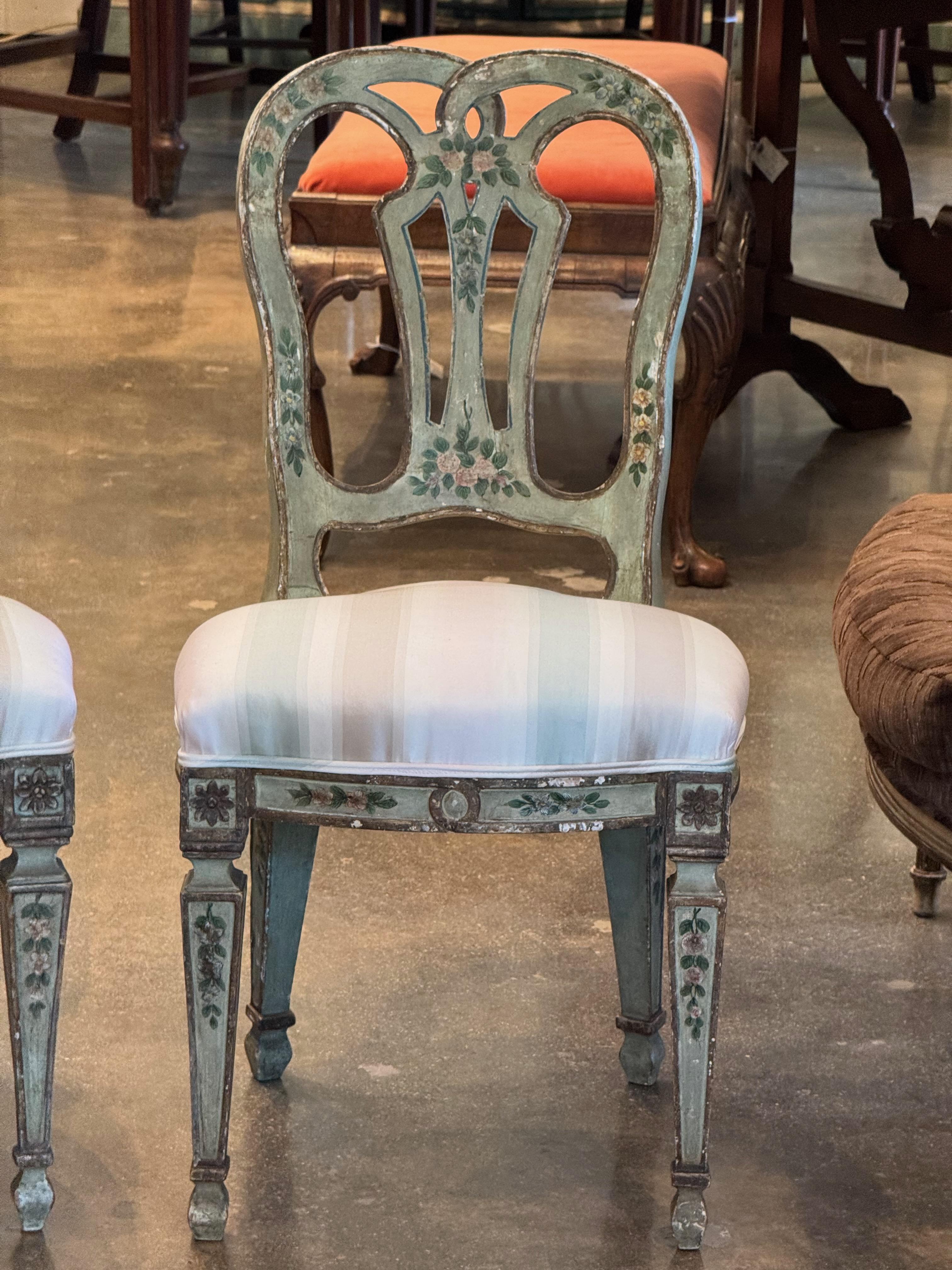 Tissu Paire de chaises d'appoint vénitiennes peintes avec détails floraux en vente