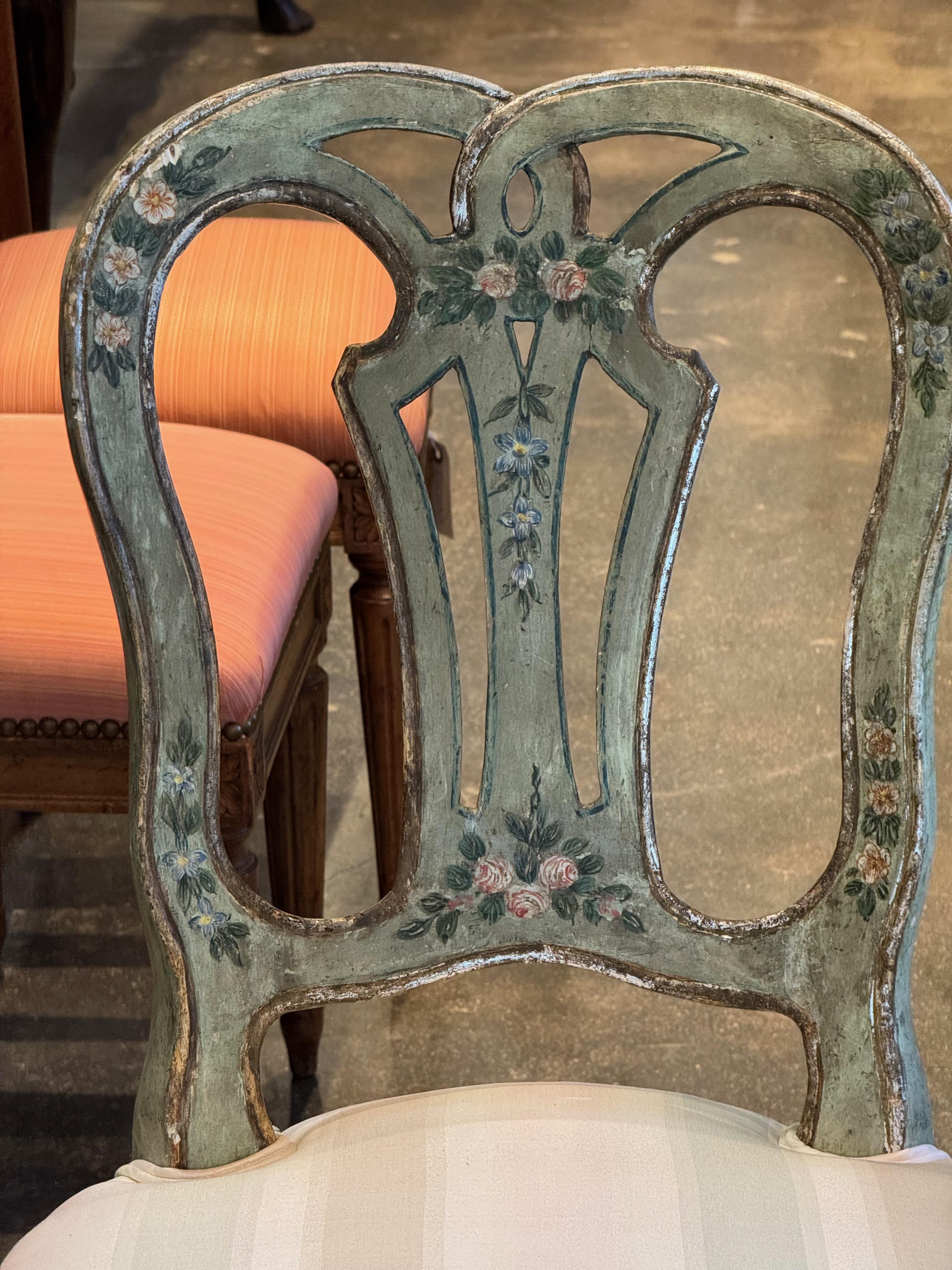 Paire de chaises d'appoint vénitiennes peintes avec détails floraux en vente 1