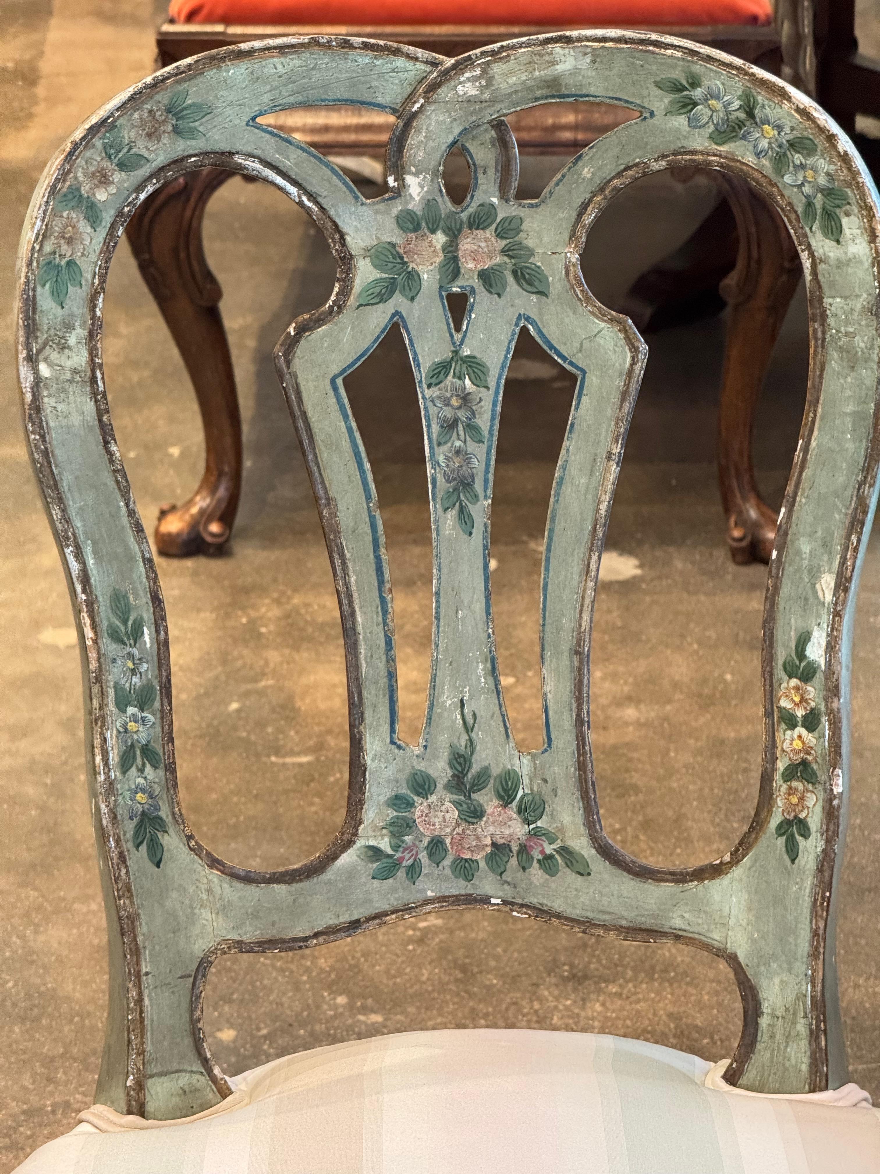 Paire de chaises d'appoint vénitiennes peintes avec détails floraux en vente 2