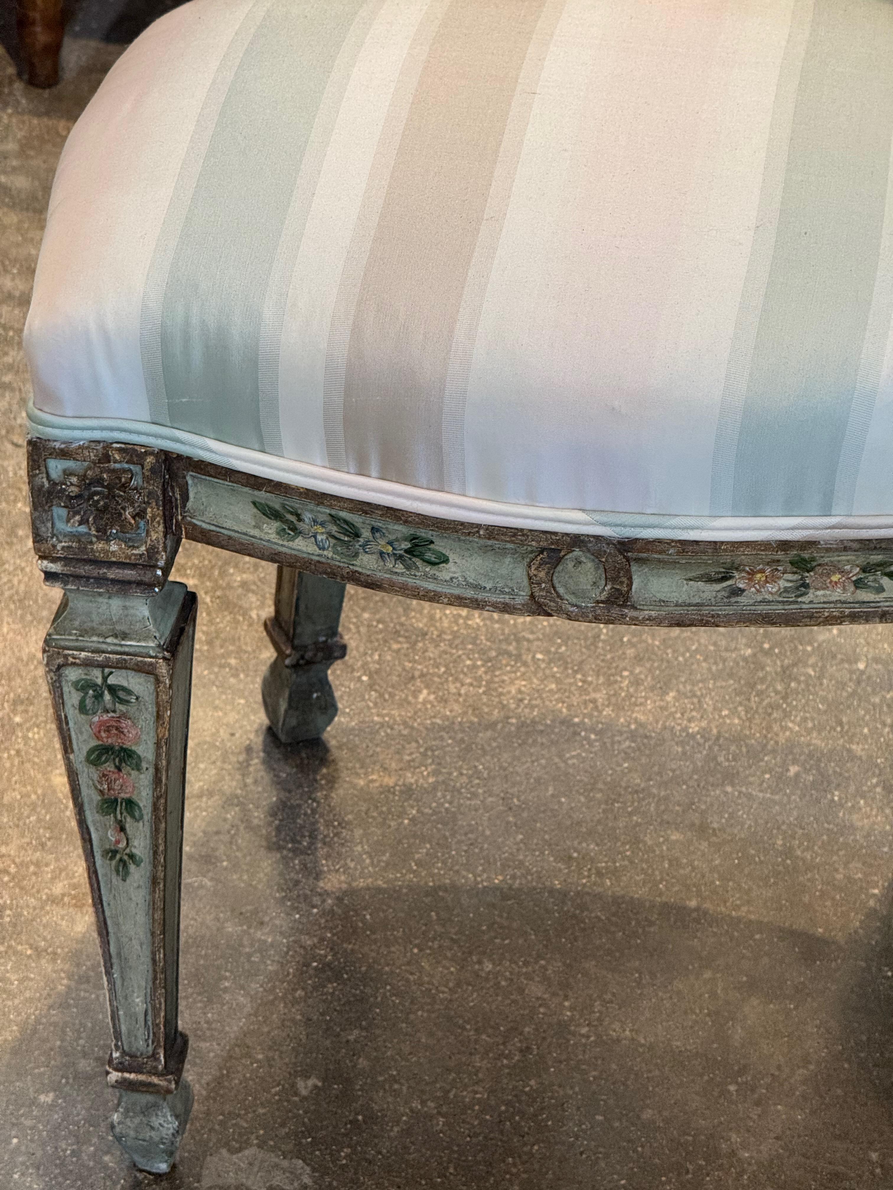 Paire de chaises d'appoint vénitiennes peintes avec détails floraux en vente 3