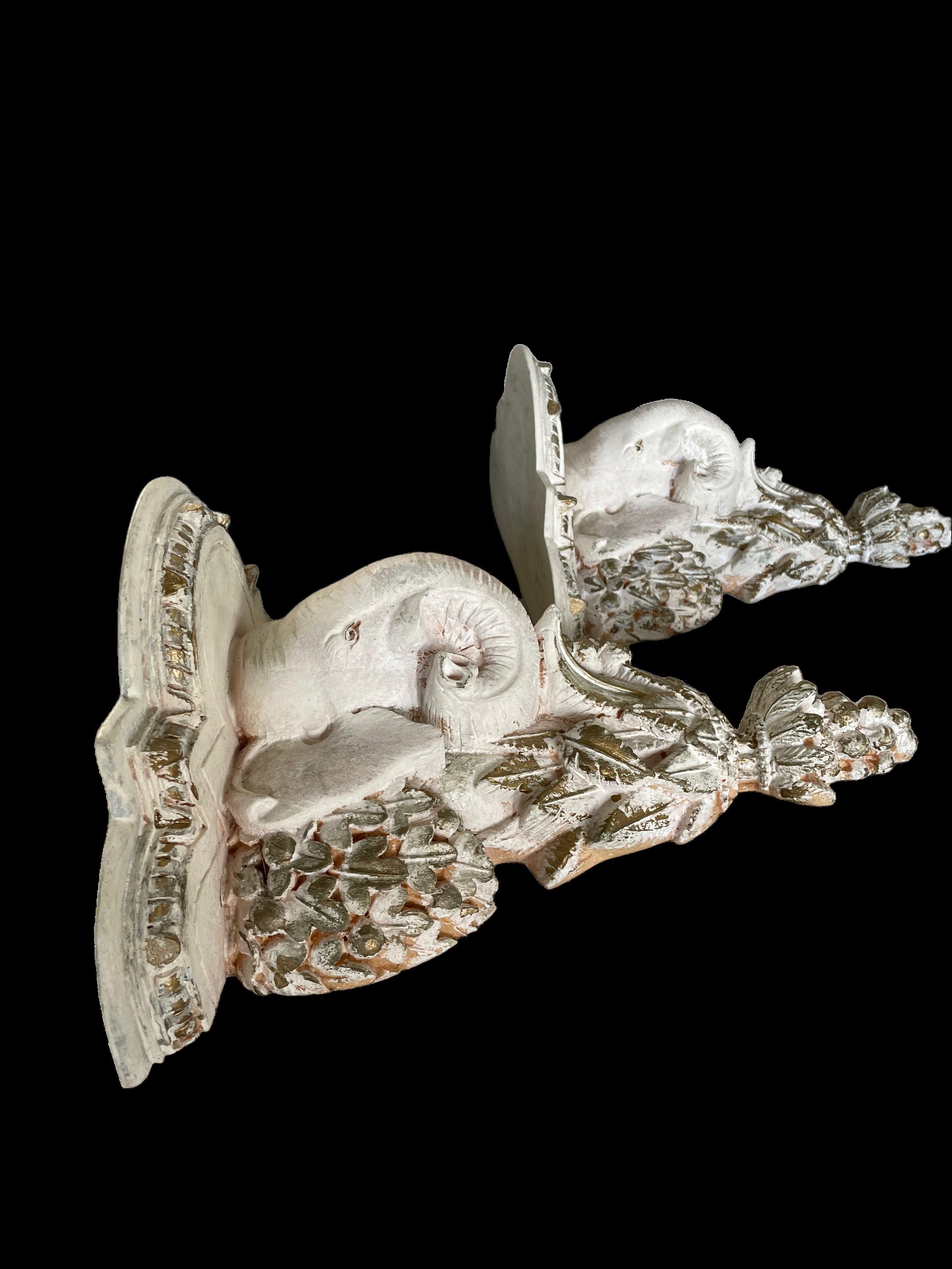 Élégante paire de consoles décoratives en forme d'éléphant en résine sculptée à la main et en relief, patinée en blanc et en naturel.
