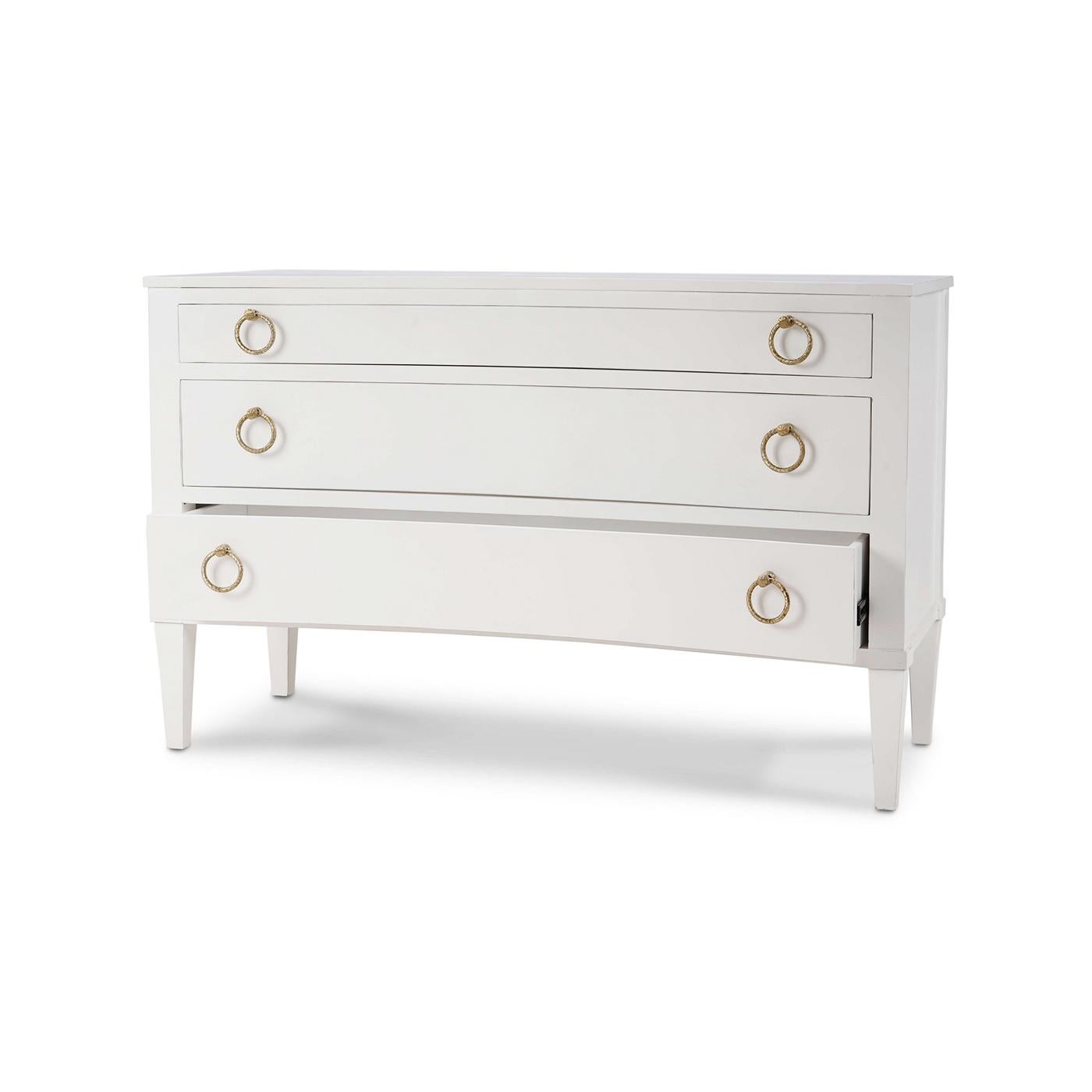 Neoclassico Coppia di comò incurvi neoclassici dipinti di bianco in vendita