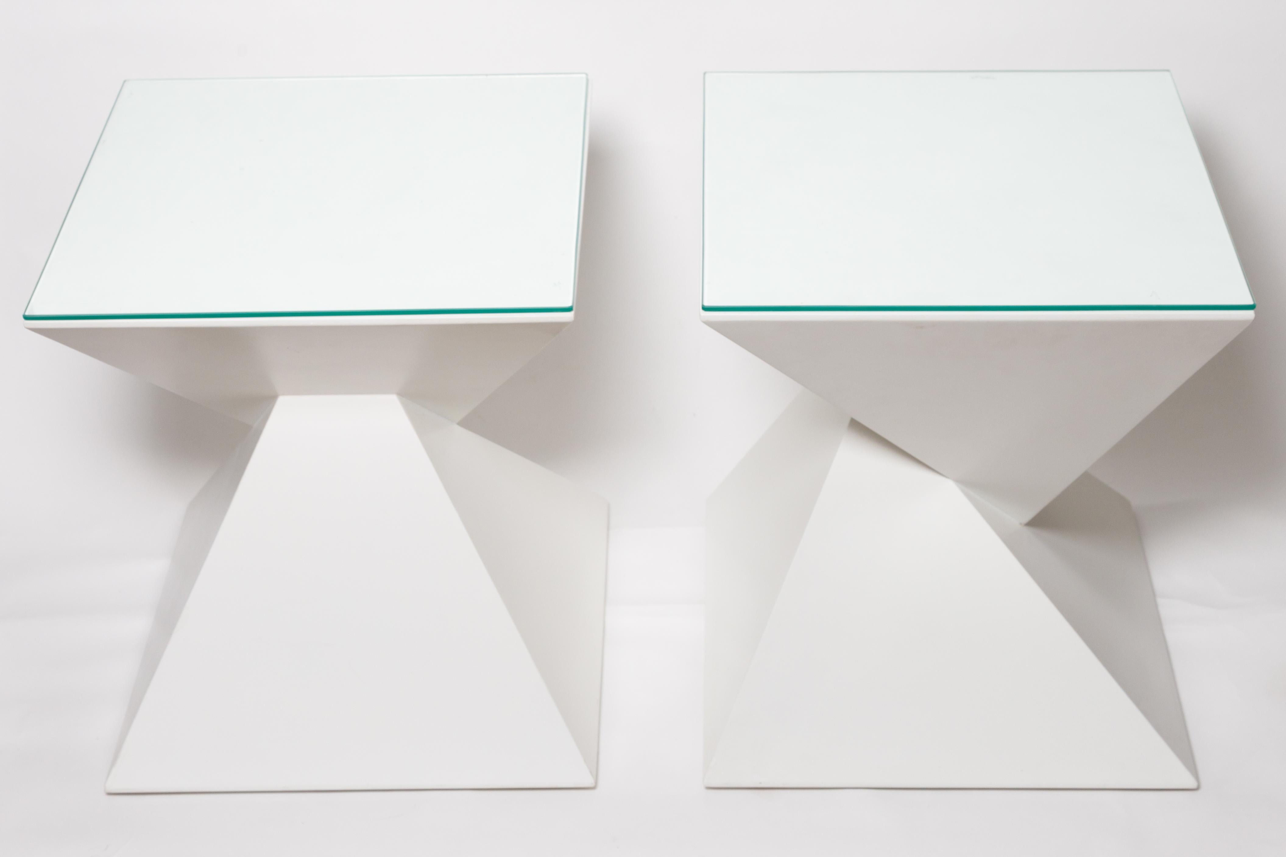 20ième siècle Paire de tables d'appoint angulaires et géométriques en bois peint avec plateau en verre
