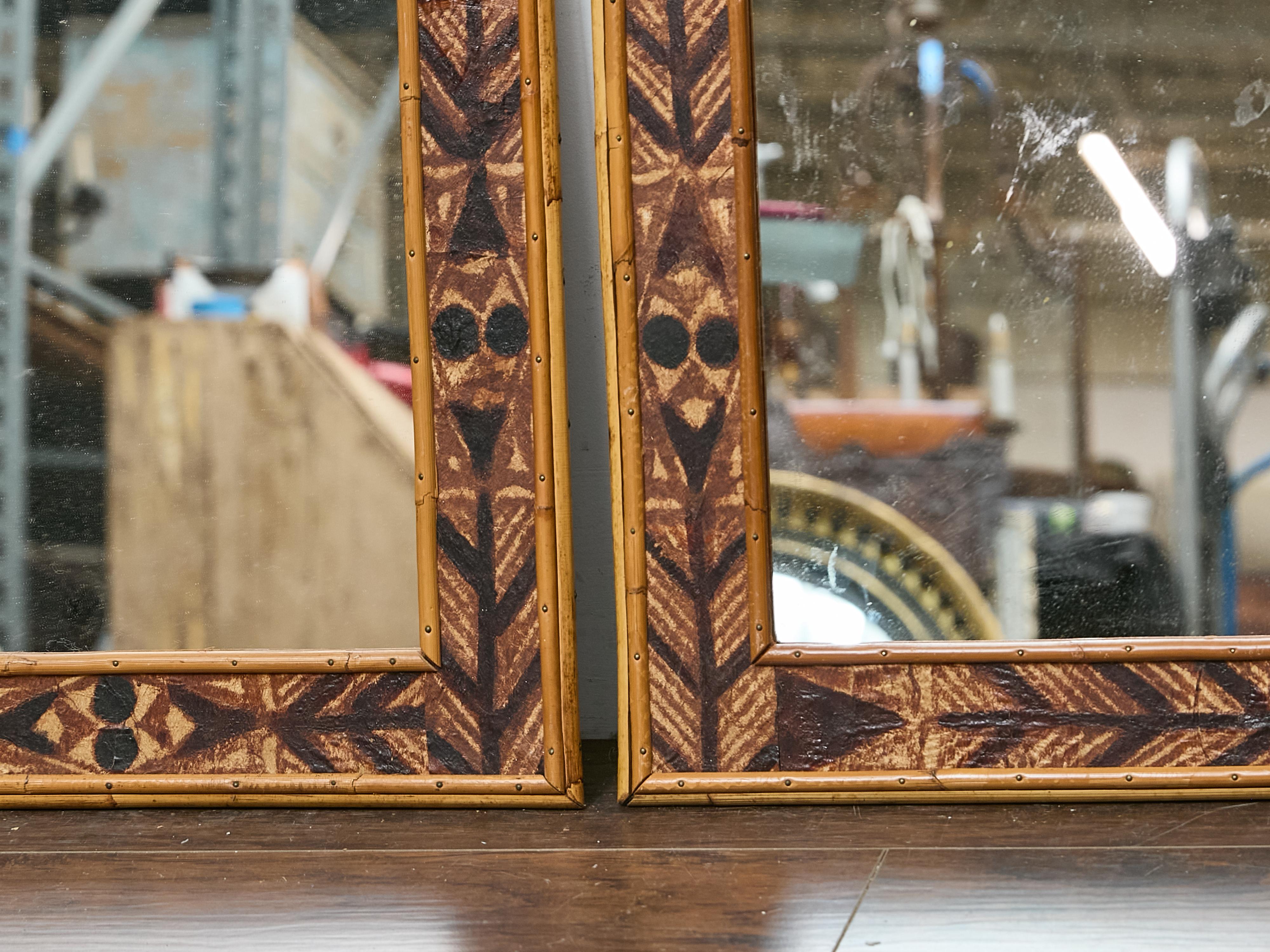 Pareja de Espejos de Madera Pintada con Marcos de Bambú y Detalles de Motivos Tribales siglo XX en venta