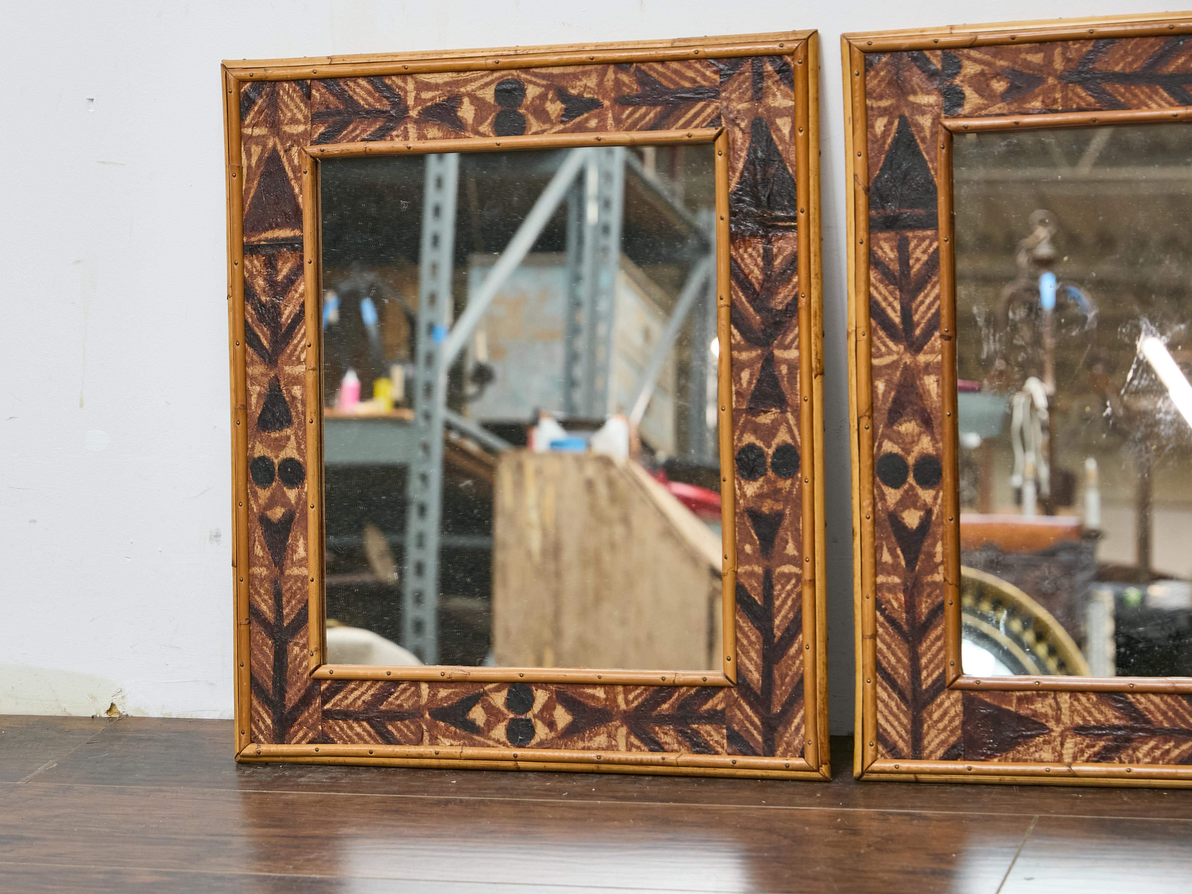 Pareja de Espejos de Madera Pintada con Marcos de Bambú y Detalles de Motivos Tribales en venta 3
