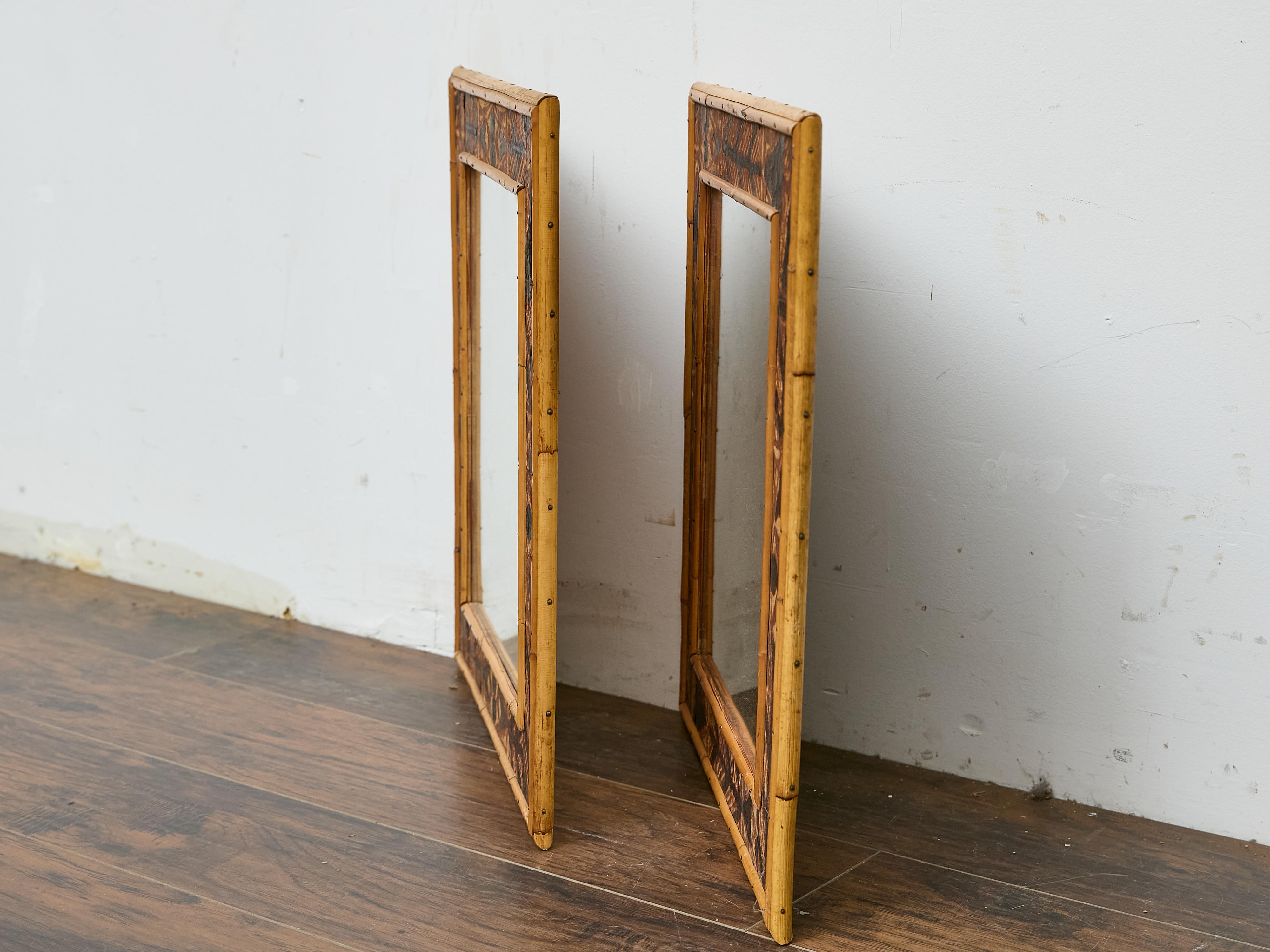 Pareja de Espejos de Madera Pintada con Marcos de Bambú y Detalles de Motivos Tribales en venta 4