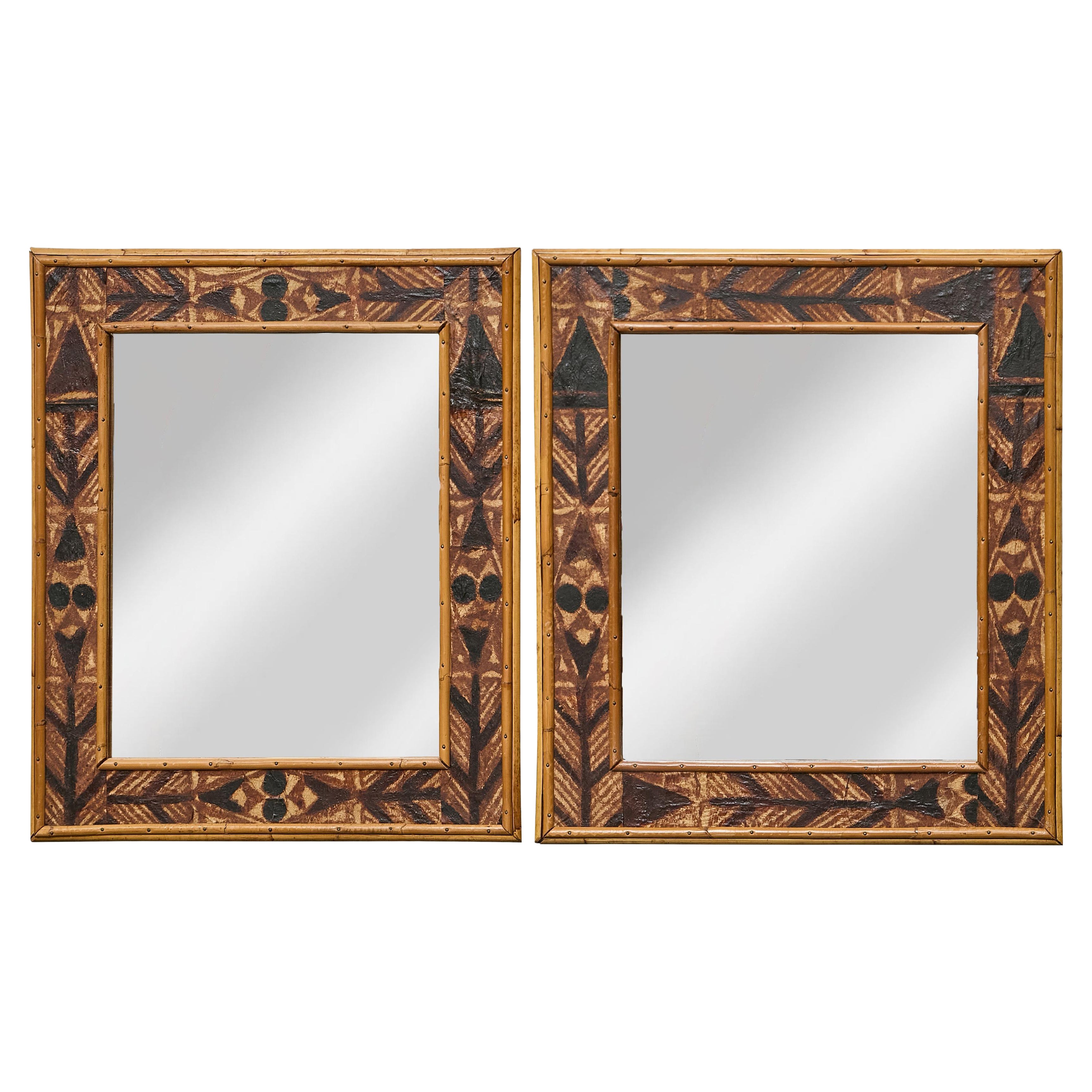 Paire de miroirs en bois peints avec cadre en bambou et détails à motifs tribaux