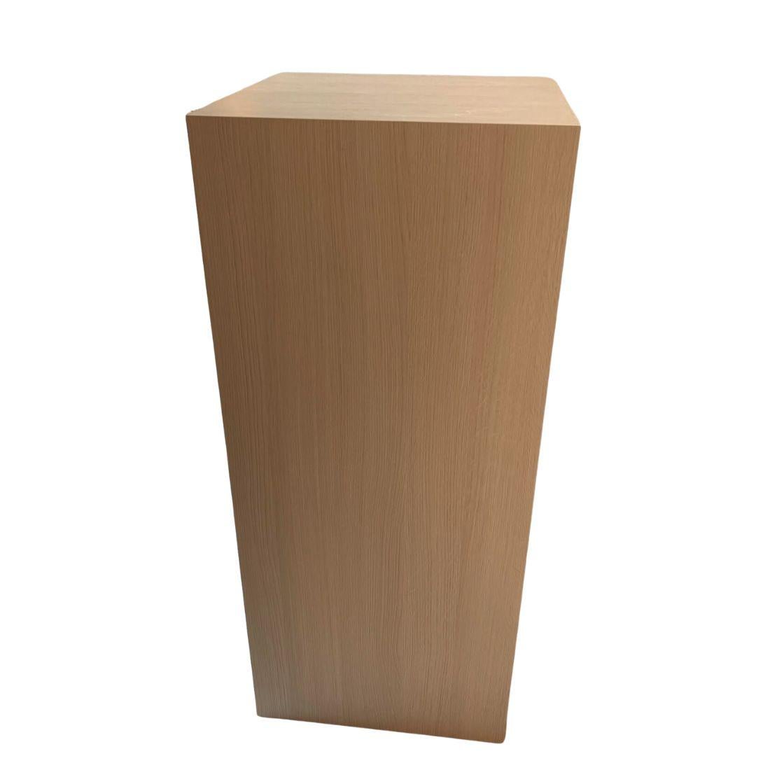 Cette paire de piliers rectangulaires en bois peint est l'ajout parfait à tout espace pour rehausser l'art et les sculptures. La hauteur ajoute de la profondeur à n'importe quel espace et, avec son style contemporain, c'est un excellent complément à