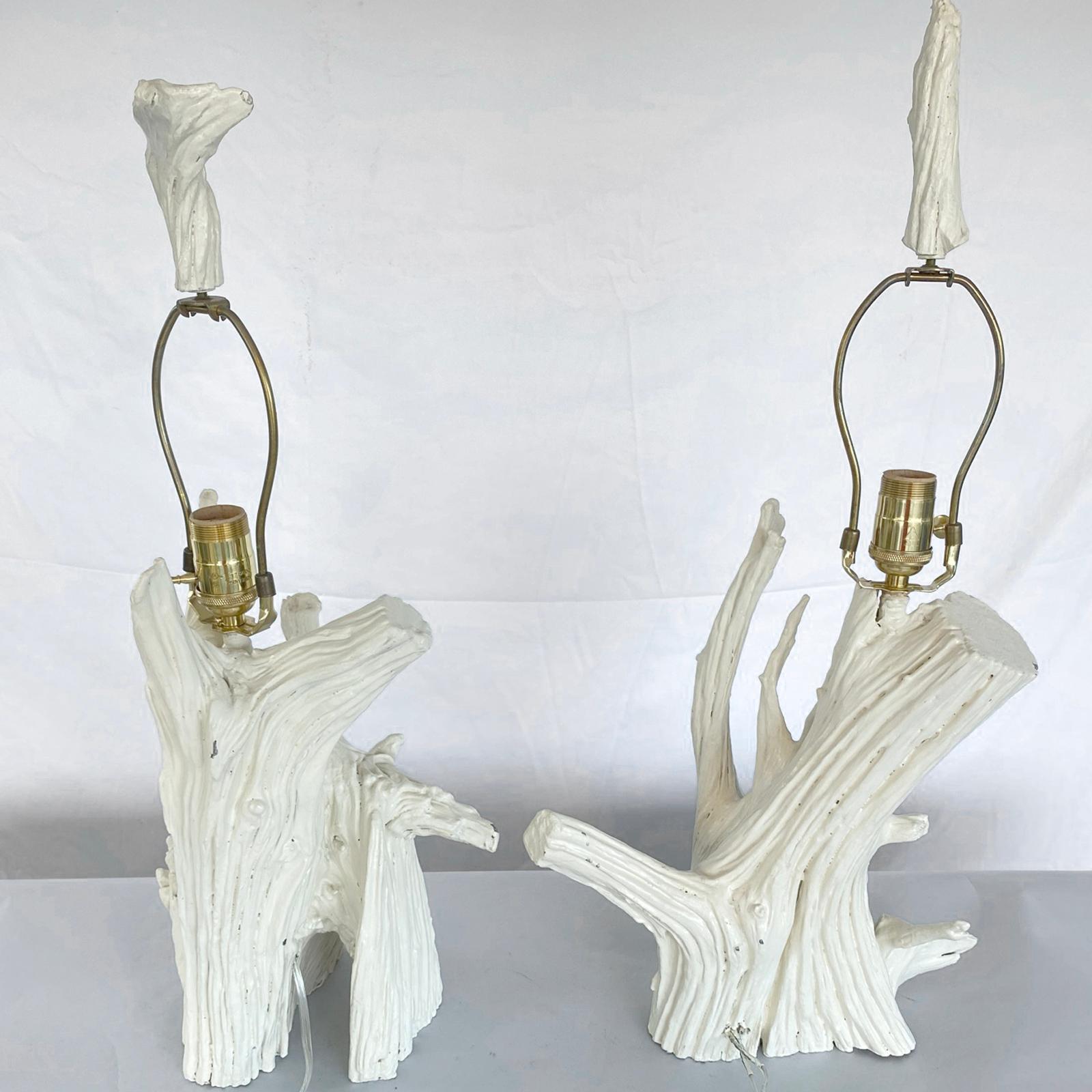 Pareja de Lámparas de Raíz de Madera Pintada con Remates a Juego Estadounidense en venta