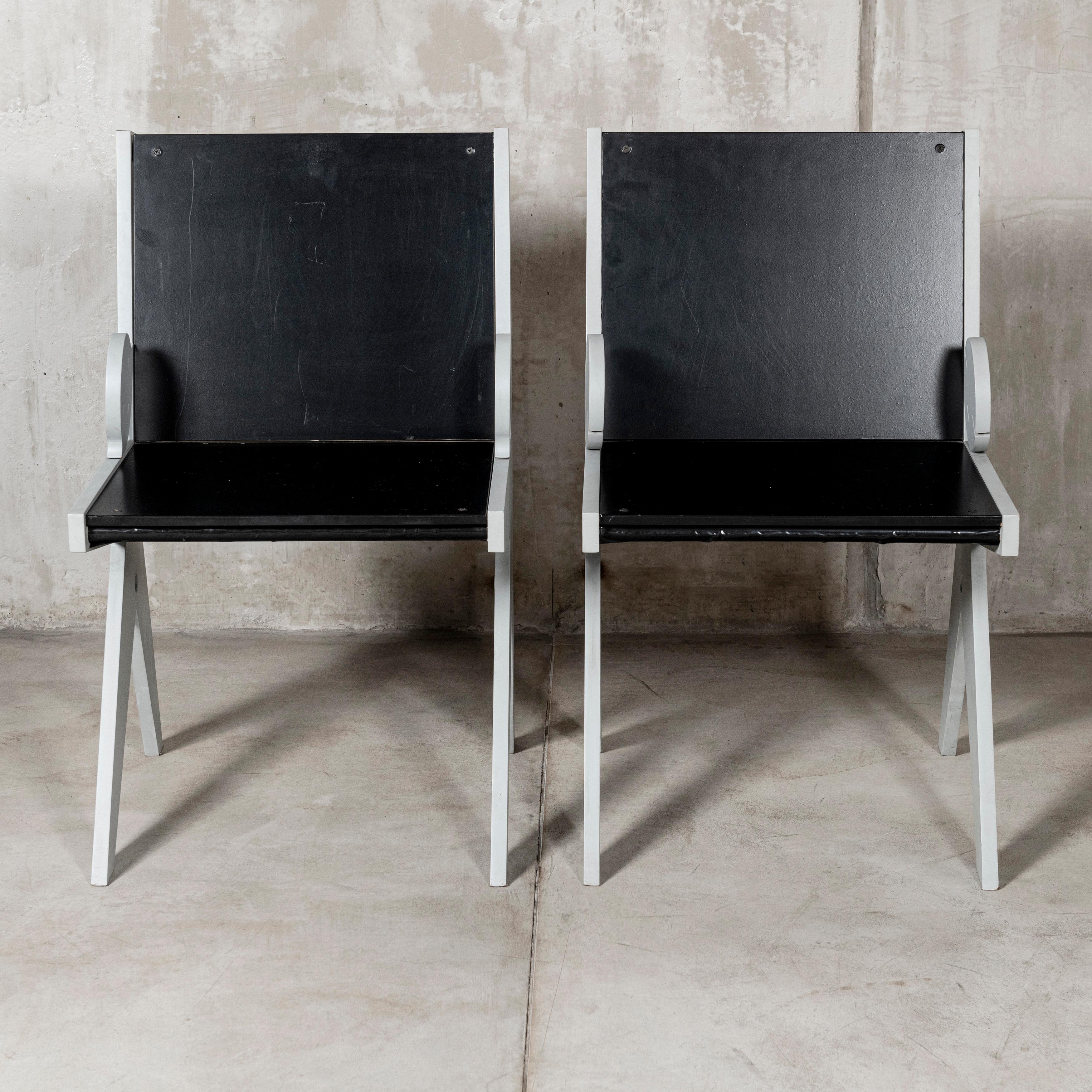 Moderne Paire de chaises d'appoint en Wood Wood peintes intitulées 