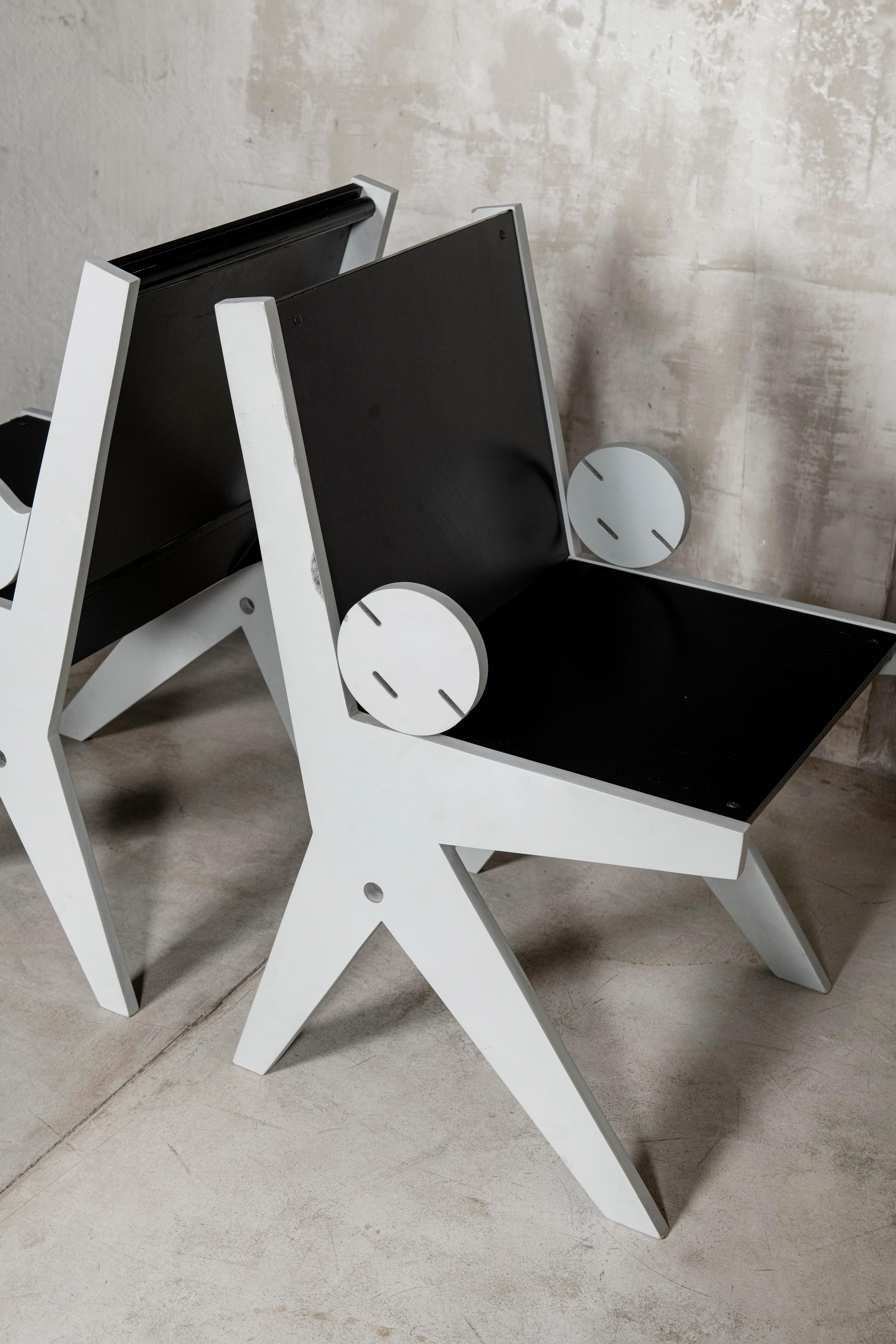 XXIe siècle et contemporain Paire de chaises d'appoint en Wood Wood peintes intitulées 