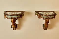 Paire de consoles murales en bois peint dans le style de la rocaille vénitienne.