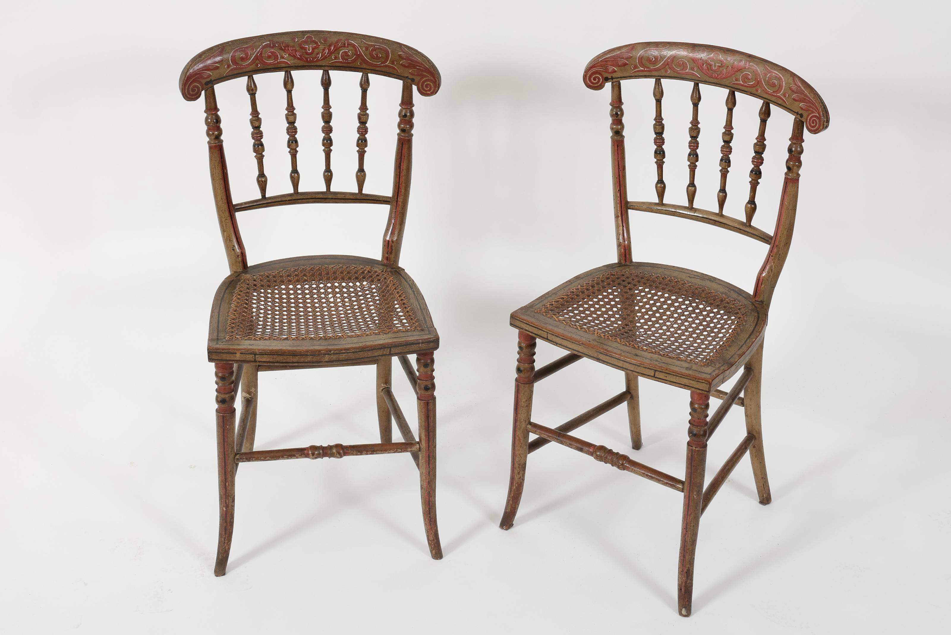 Mostly found to embelish and side furniture in hall ways and bedrooms, these painted wood work chairs of the XIX Century, besides offering excellent seat position, are in good condition to mosly being decorative items of the interior décor of the