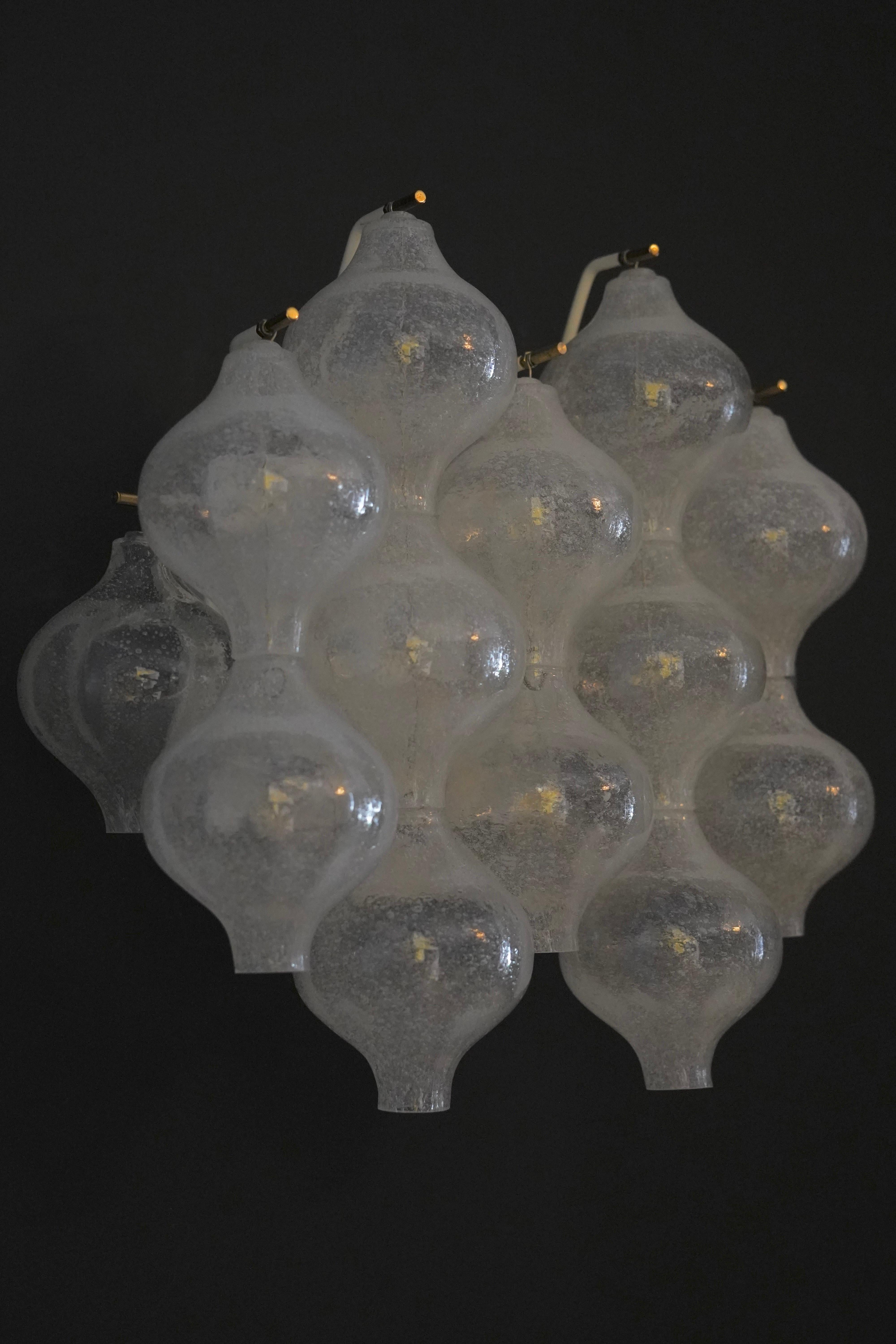 Paire d'appliques Kalmar tulipan Vienne 1960, Apportez une sophistication intemporelle à votre espace avec cette paire frappante d'appliques Kalmar modernes du milieu du siècle, conçues pour infuser n'importe quelle pièce avec une élégance