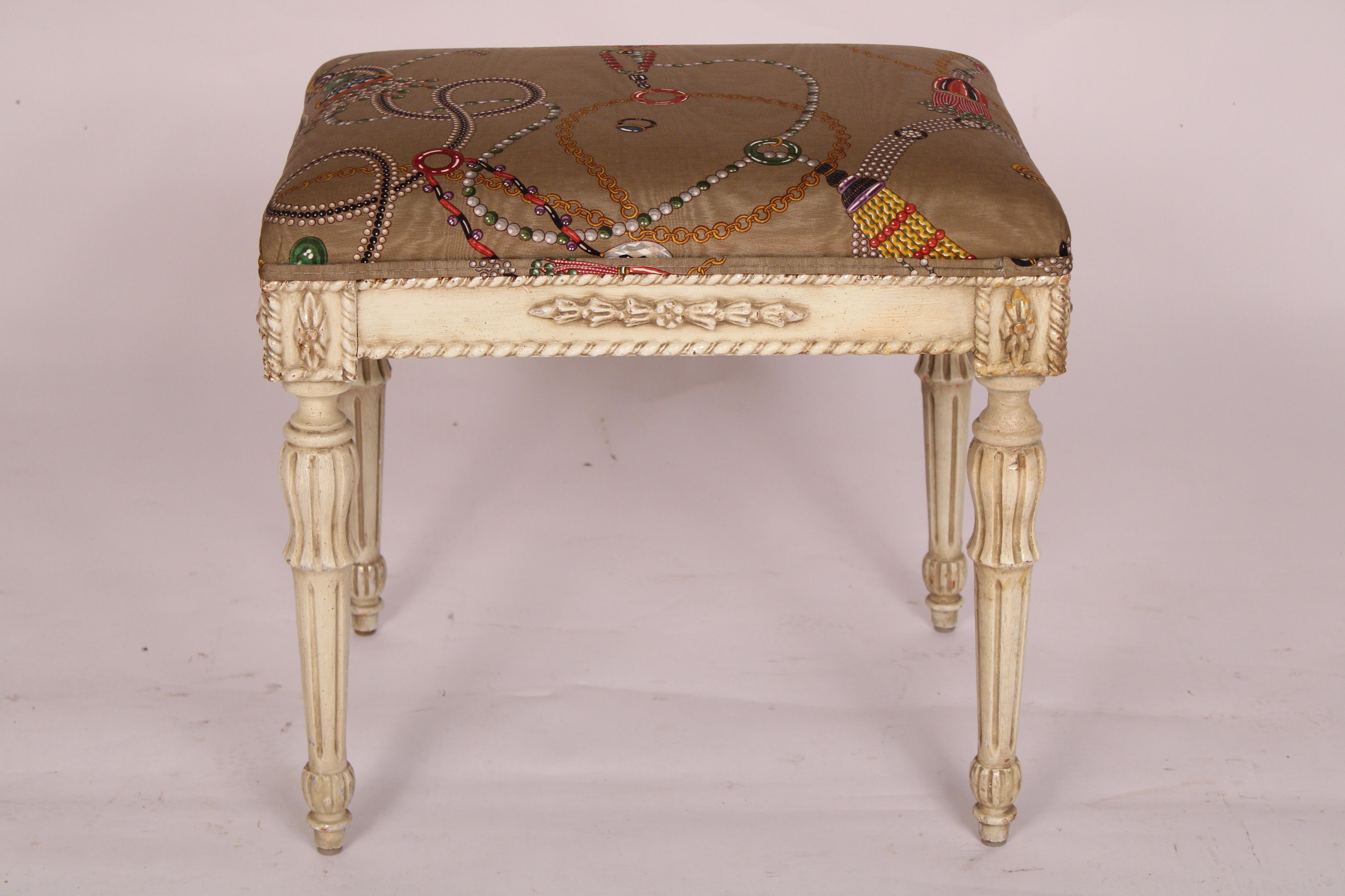 Inconnu Paire de bancs peints de style Louis XVI en vente