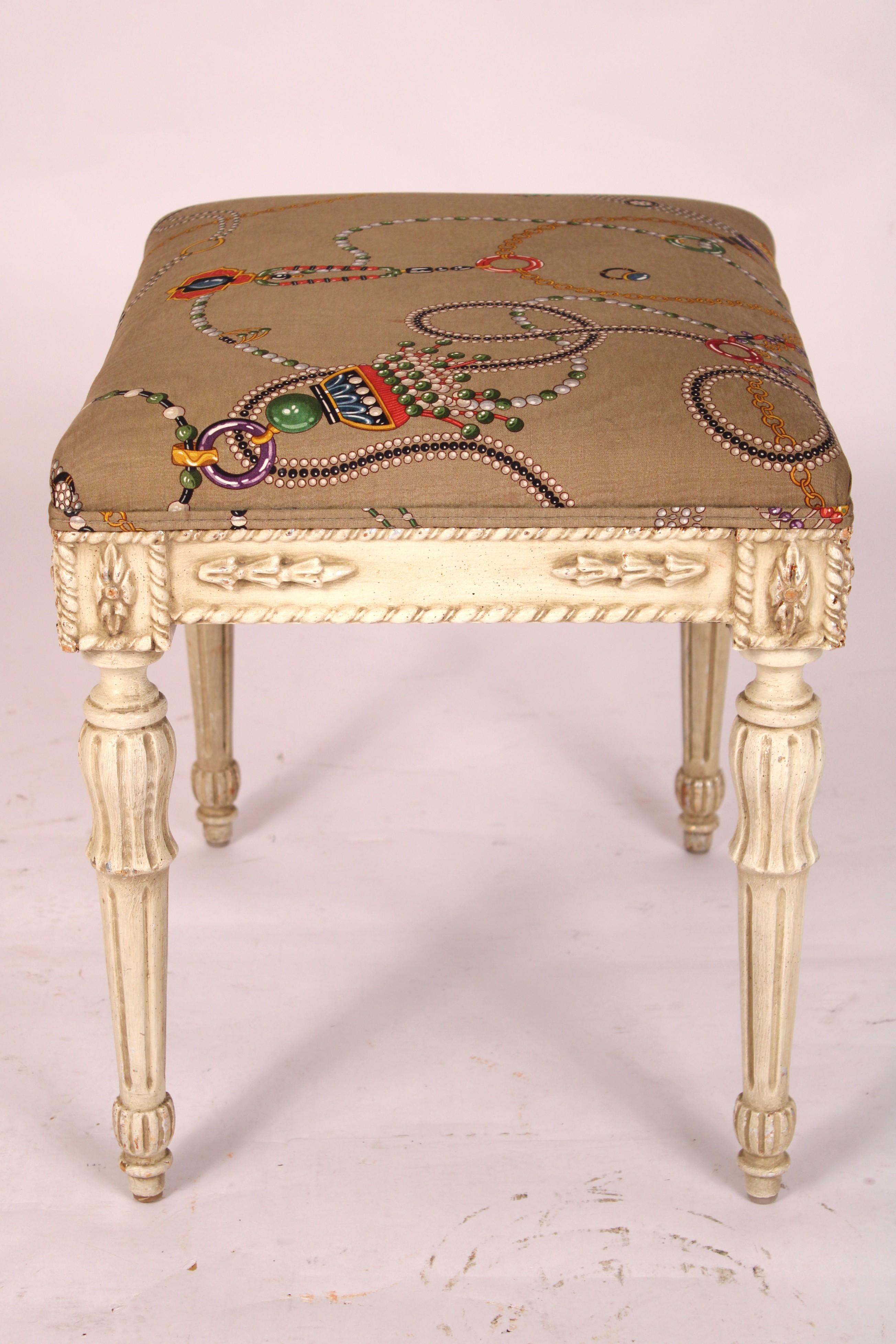 20ième siècle Paire de bancs peints de style Louis XVI en vente