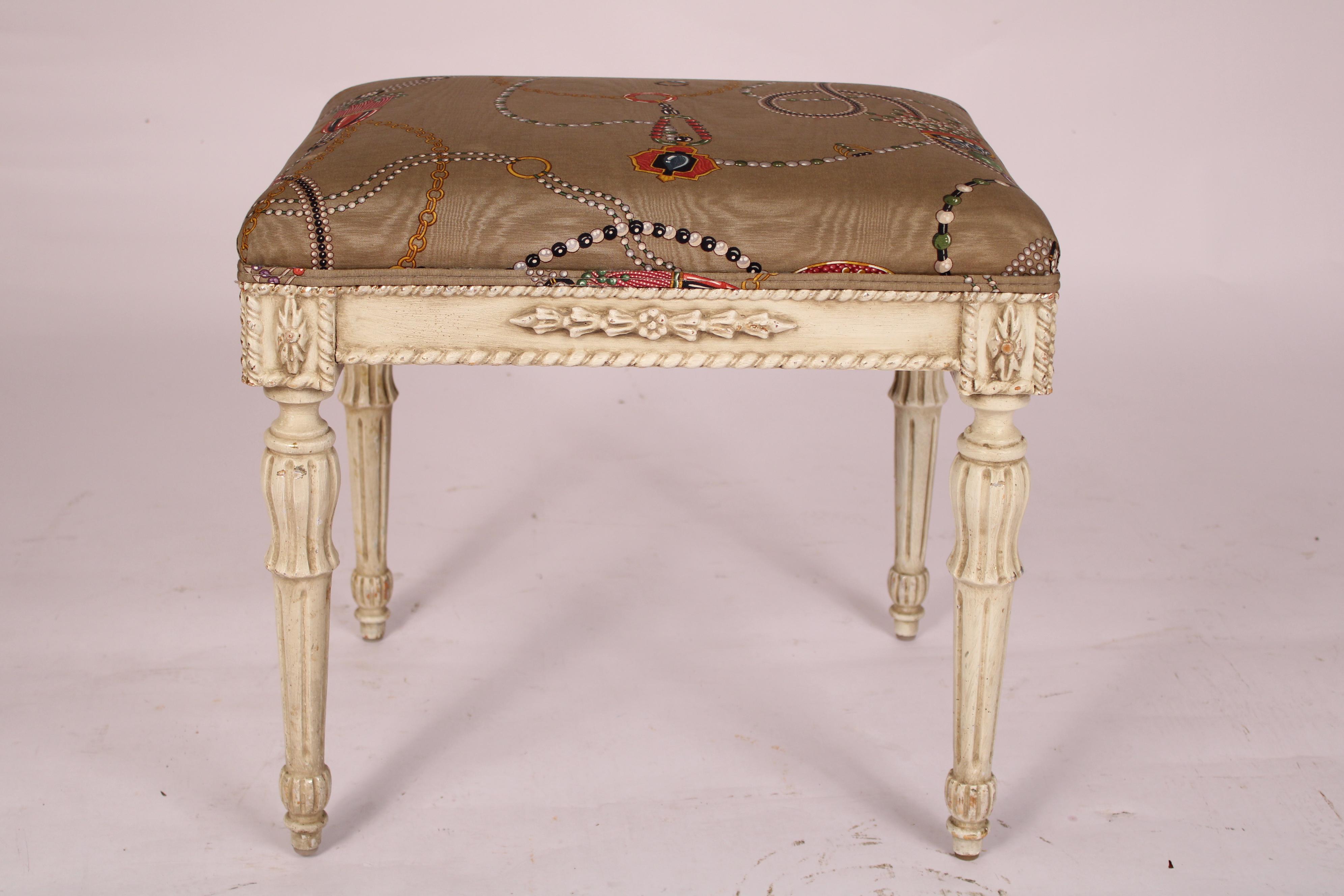 Tissu d'ameublement Paire de bancs peints de style Louis XVI en vente