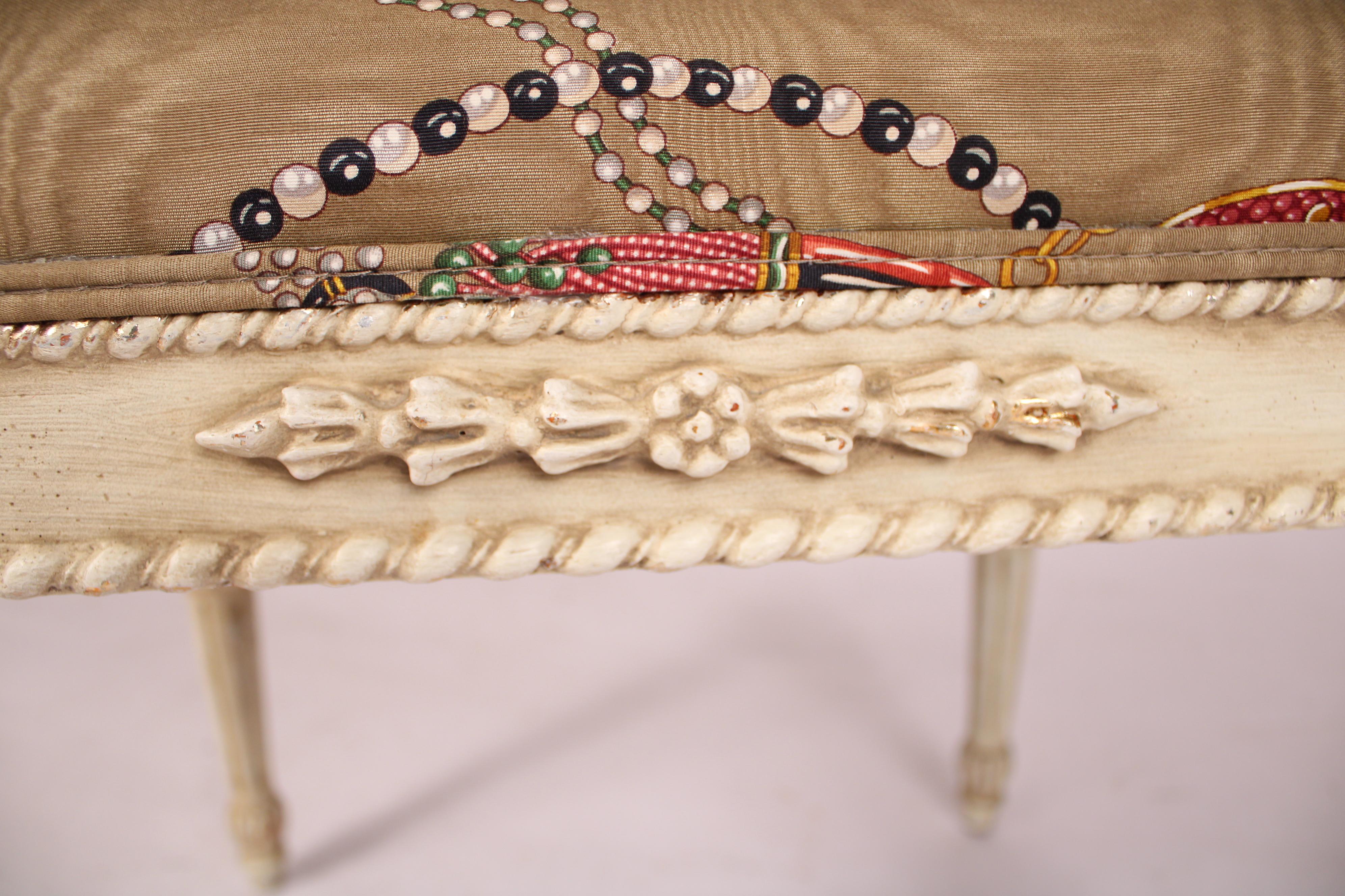 Paire de bancs peints de style Louis XVI en vente 1