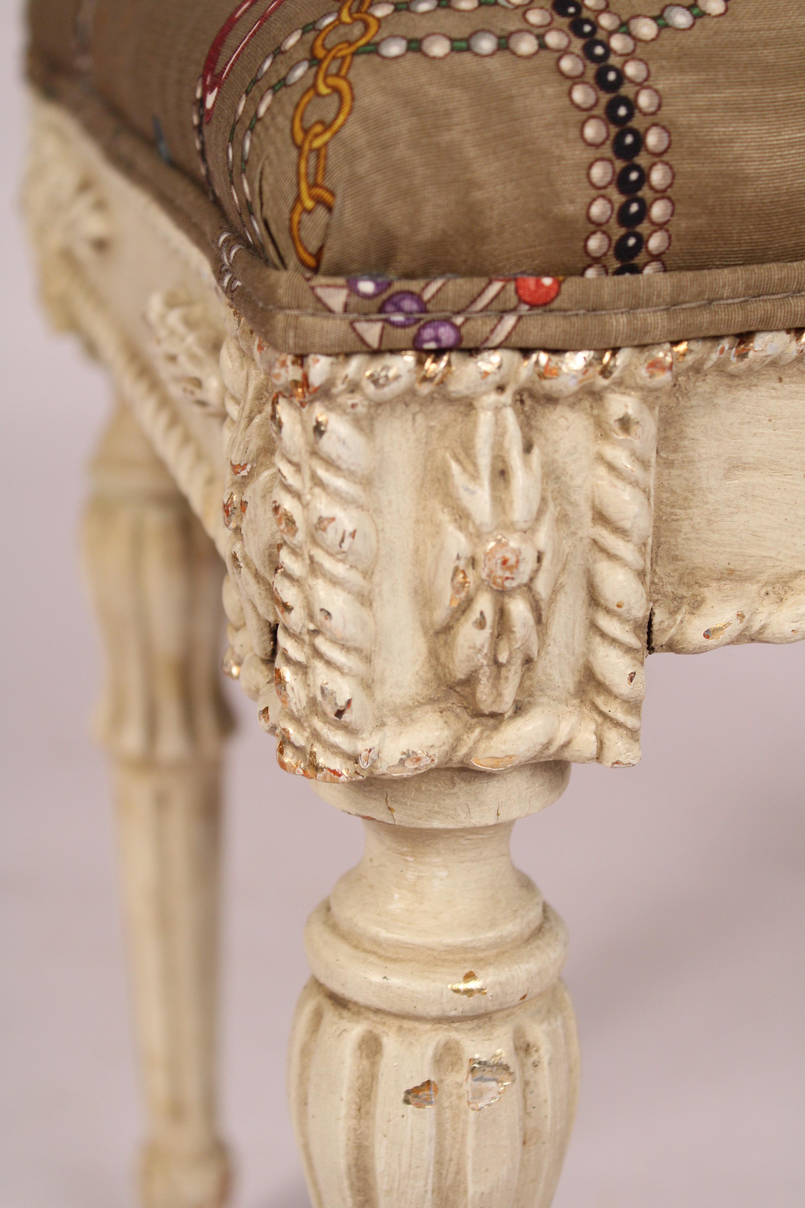 Paire de bancs peints de style Louis XVI en vente 2