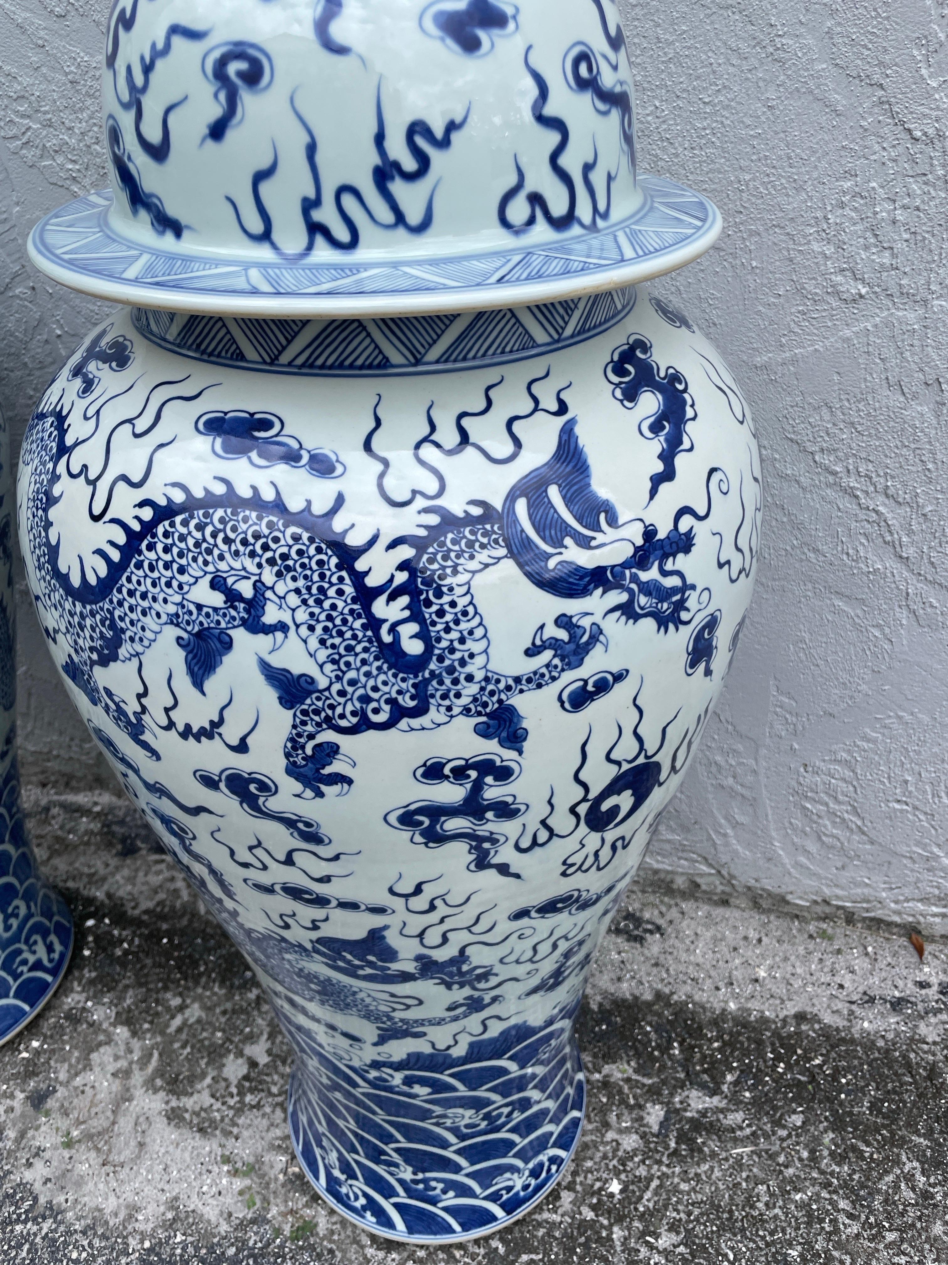 Monumentales Paar sehr feiner blauer und weißer Palace-Ingwer-Gläser aus Porzellan. Sehr gut gemacht mit Drachen, die das Stück umgeben. Eine sehr beeindruckende und seltene Größe.