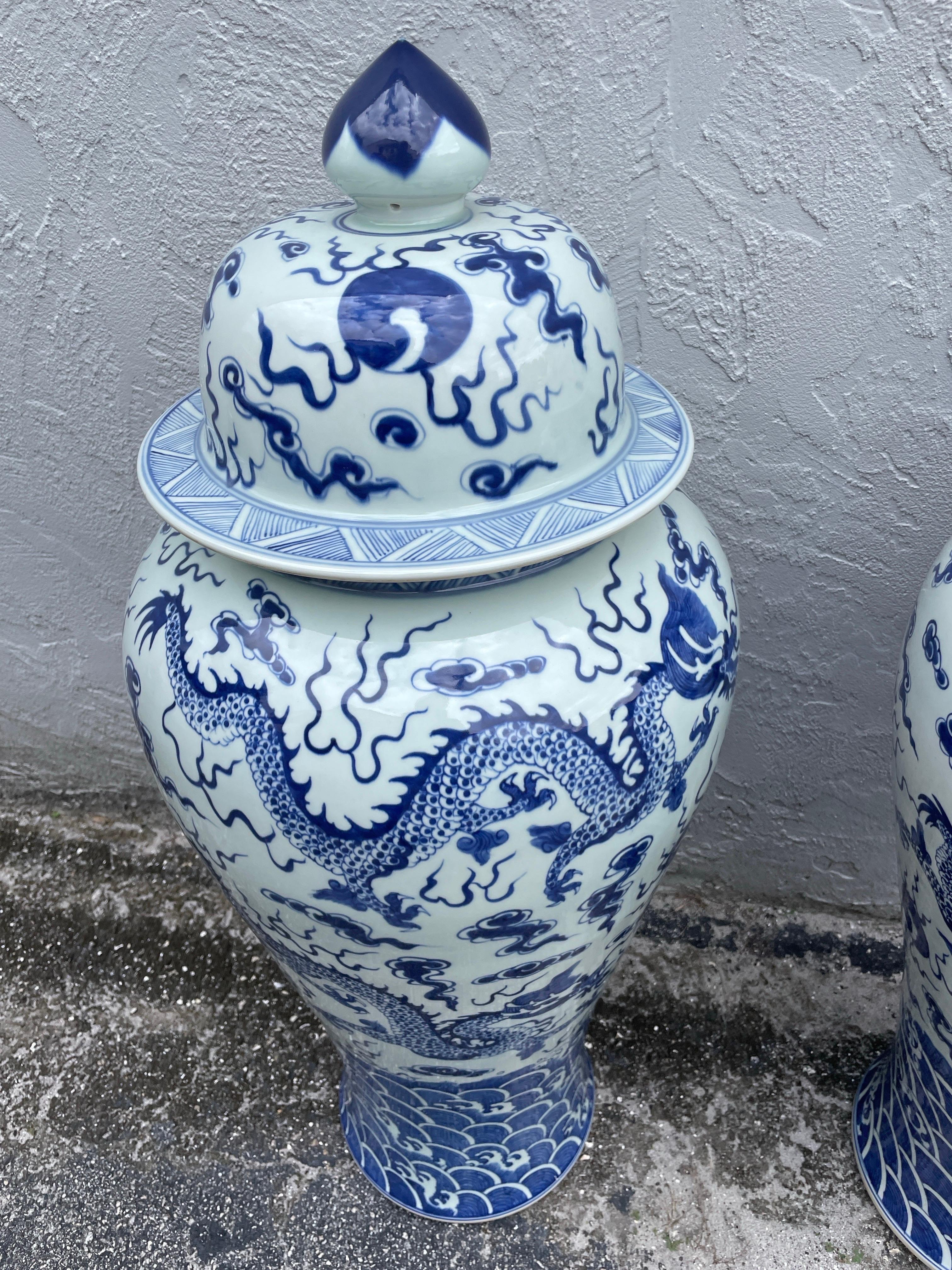 Paar blau-weiße Ingwerkrüge in Palastgröße (Chinesisch) im Angebot