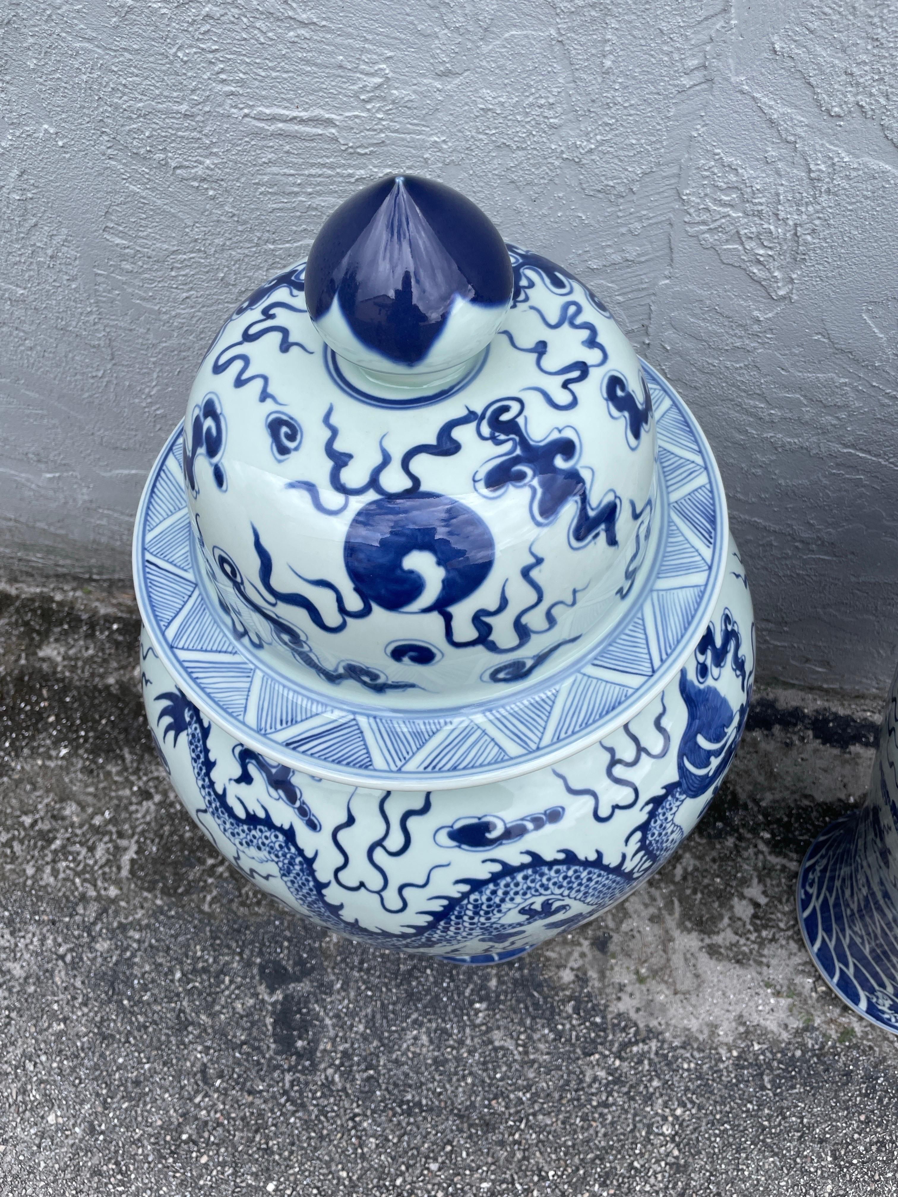 Paar blau-weiße Ingwerkrüge in Palastgröße im Zustand „Gut“ im Angebot in West Palm Beach, FL