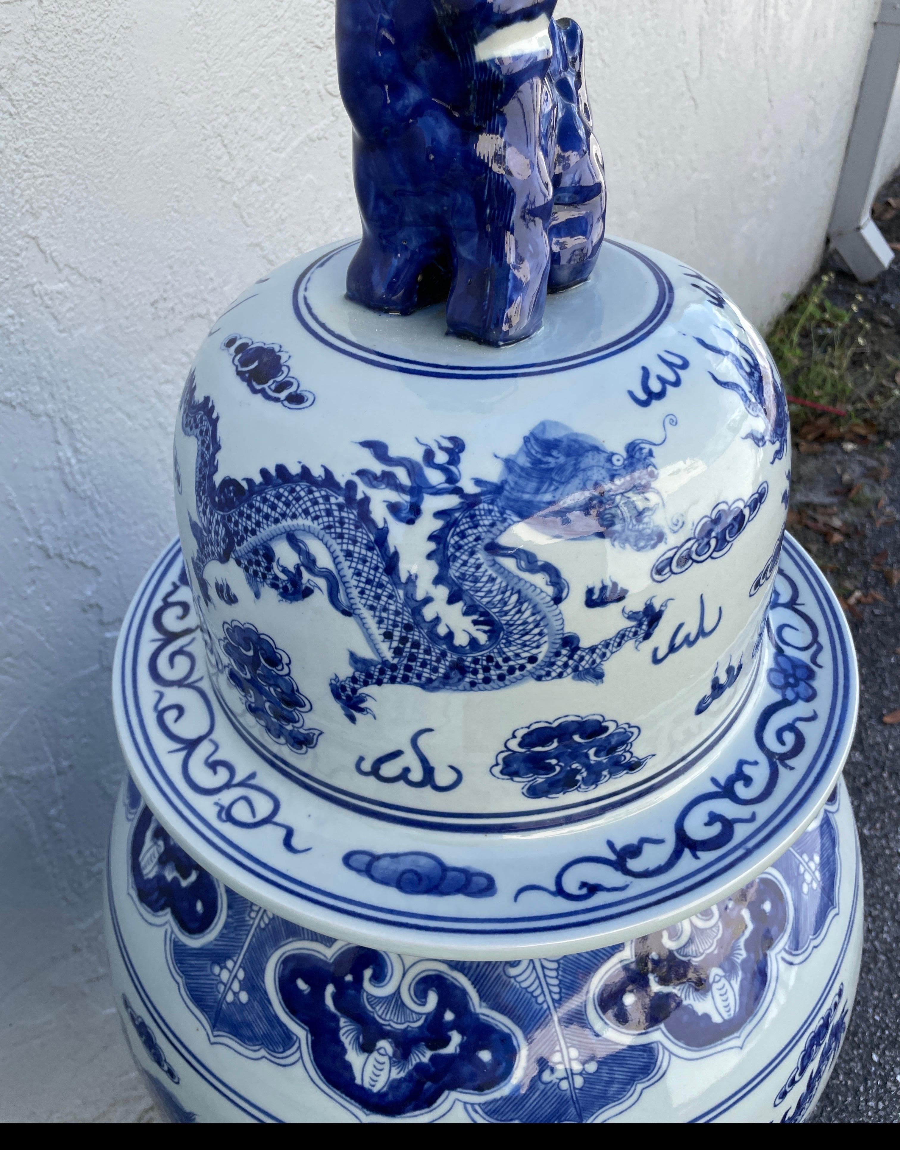Paire de pots à gingembre bleus et blancs chinois avec couvercles en forme de chien Foo 4