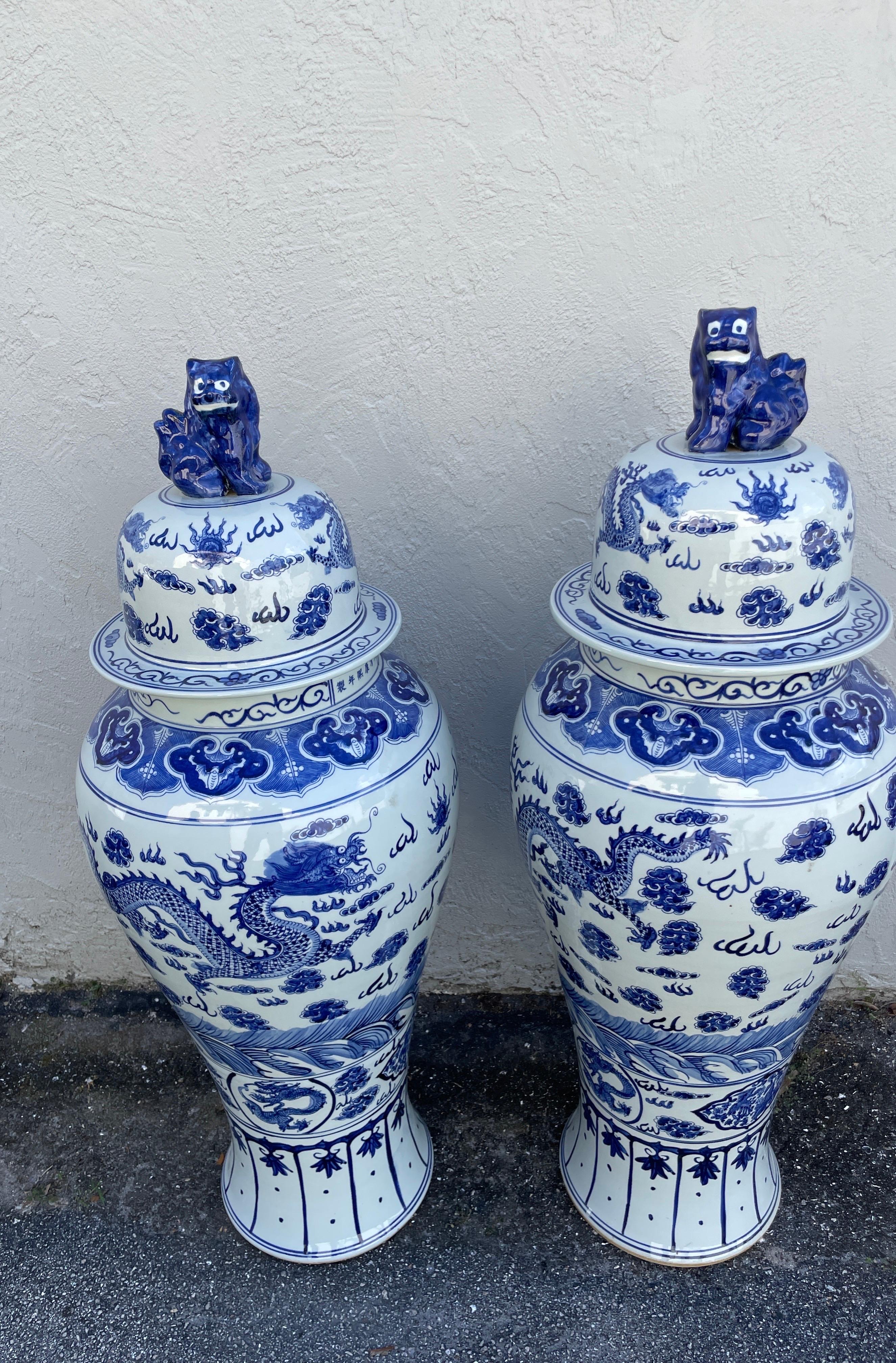 Paire de pots à gingembre bleus et blancs chinois avec couvercles en forme de chien Foo 5
