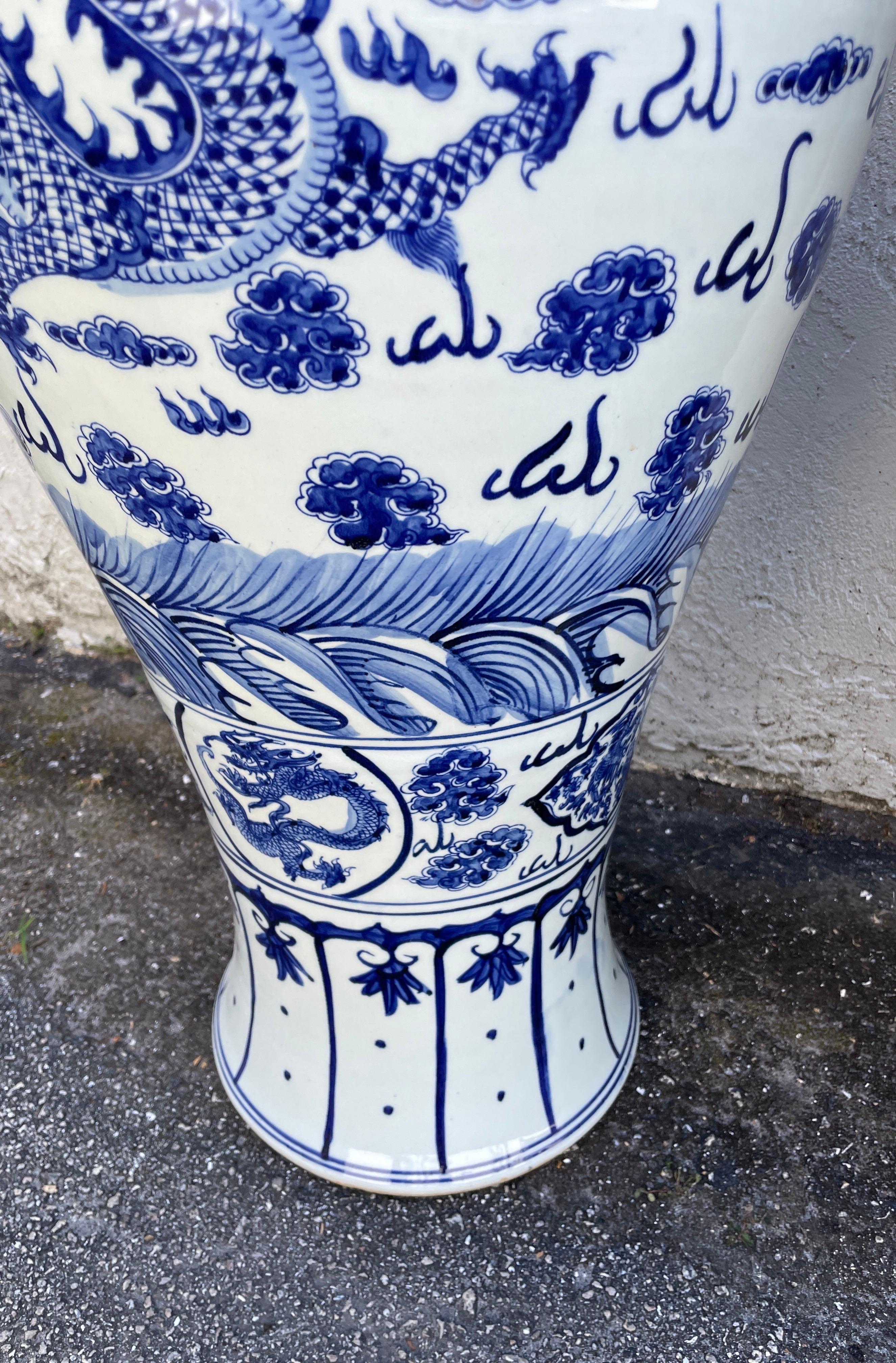 Paire de pots à gingembre bleus et blancs chinois avec couvercles en forme de chien Foo 6