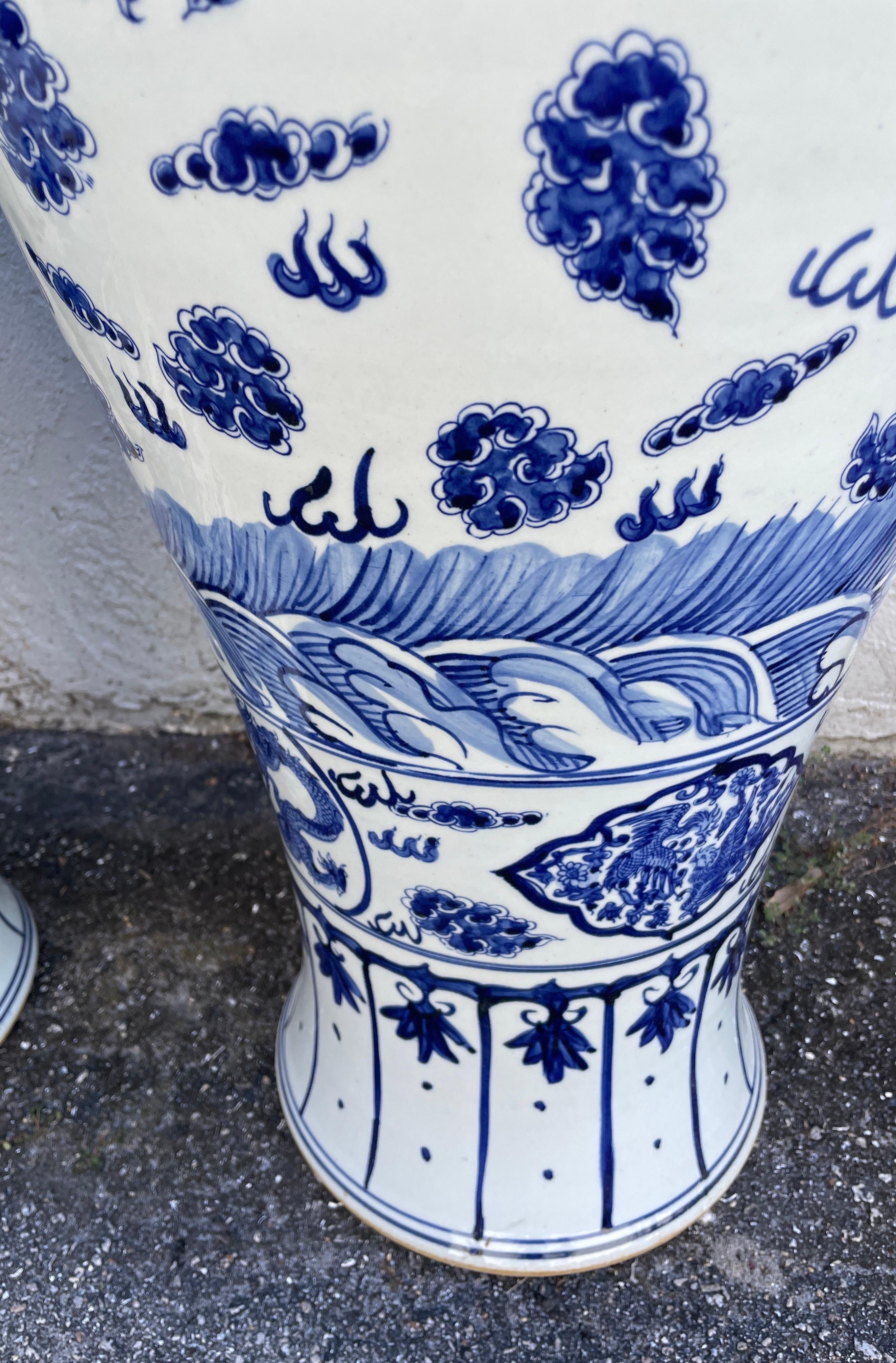 Paire de pots à gingembre bleus et blancs chinois avec couvercles en forme de chien Foo 7