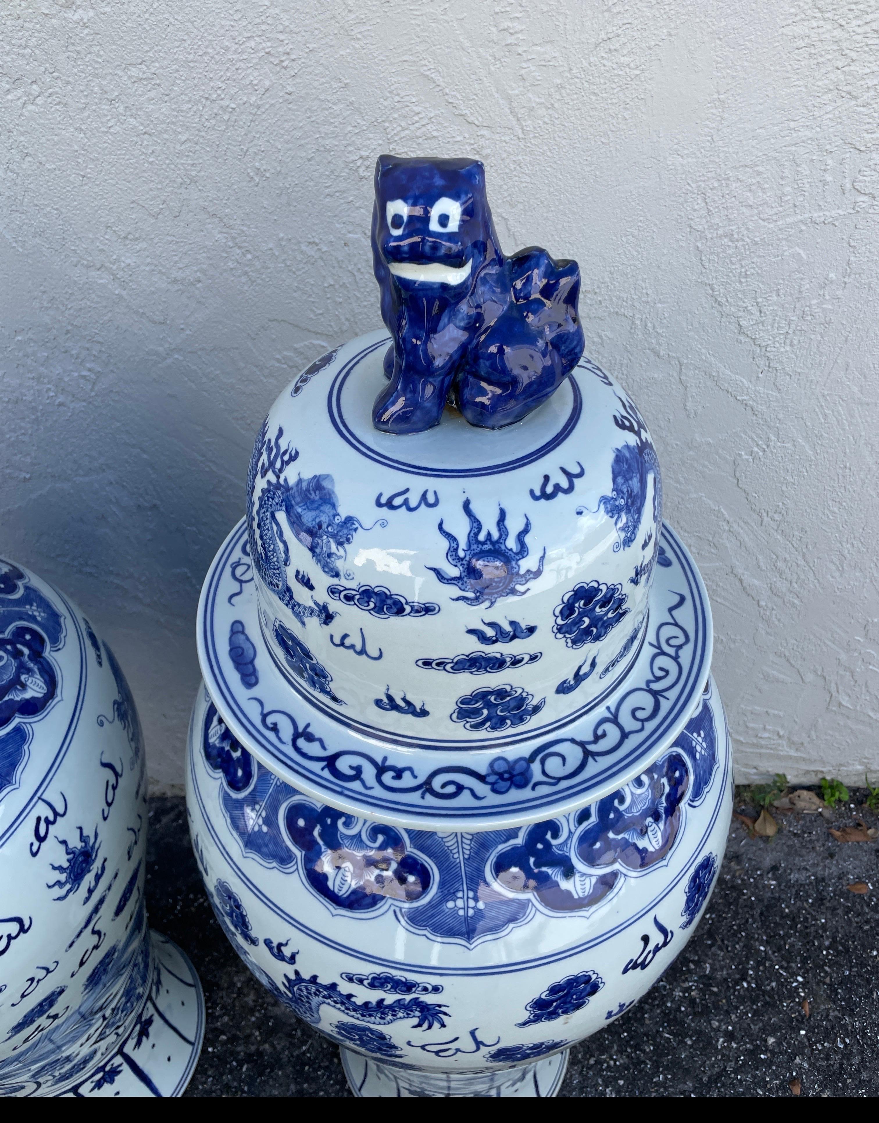 Chinois Paire de pots à gingembre bleus et blancs chinois avec couvercles en forme de chien Foo