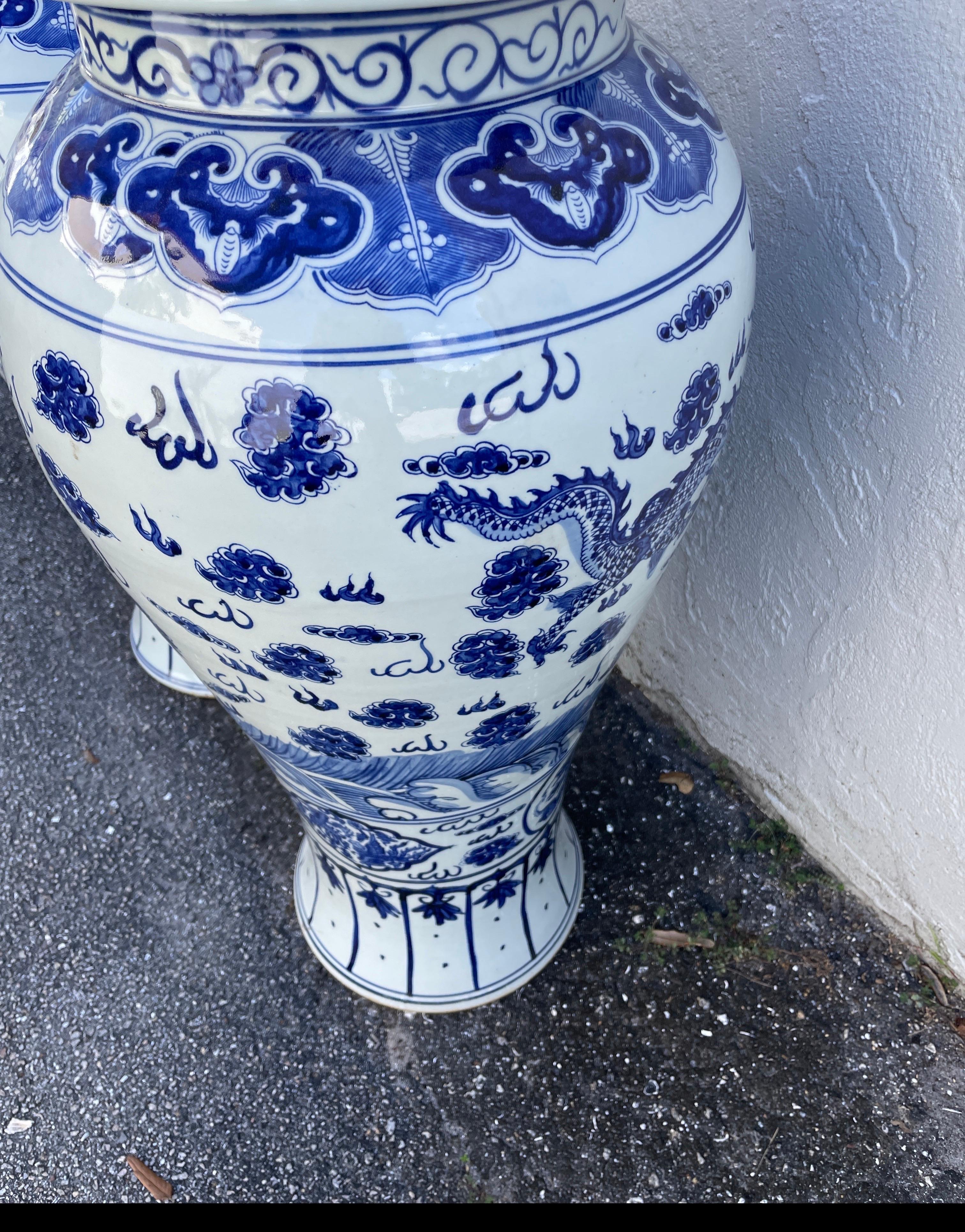 Paire de pots à gingembre bleus et blancs chinois avec couvercles en forme de chien Foo Bon état à West Palm Beach, FL