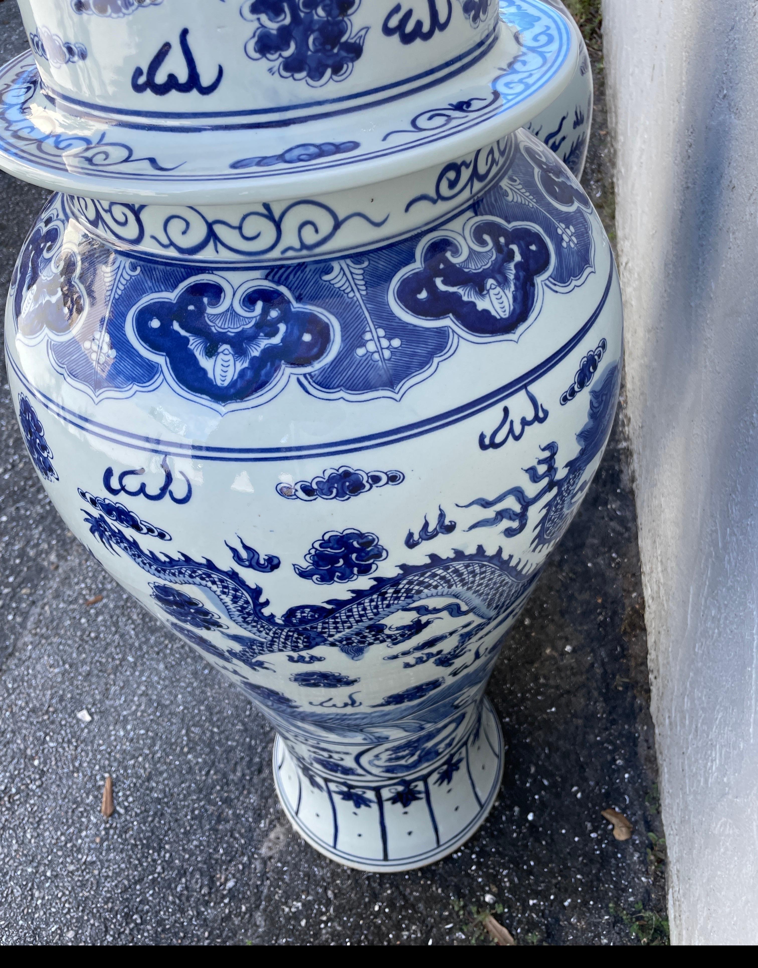 20ième siècle Paire de pots à gingembre bleus et blancs chinois avec couvercles en forme de chien Foo