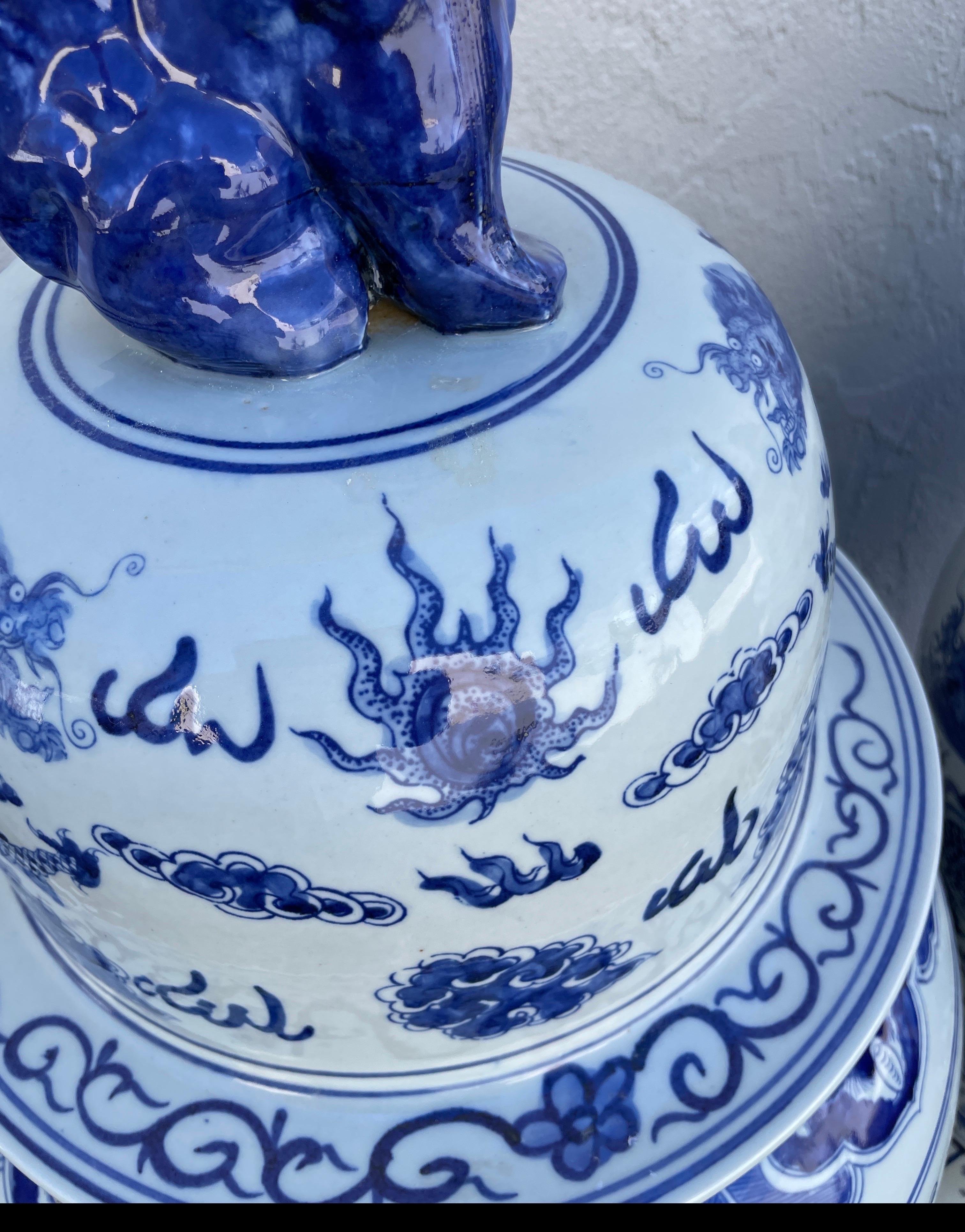 Paire de pots à gingembre bleus et blancs chinois avec couvercles en forme de chien Foo 1
