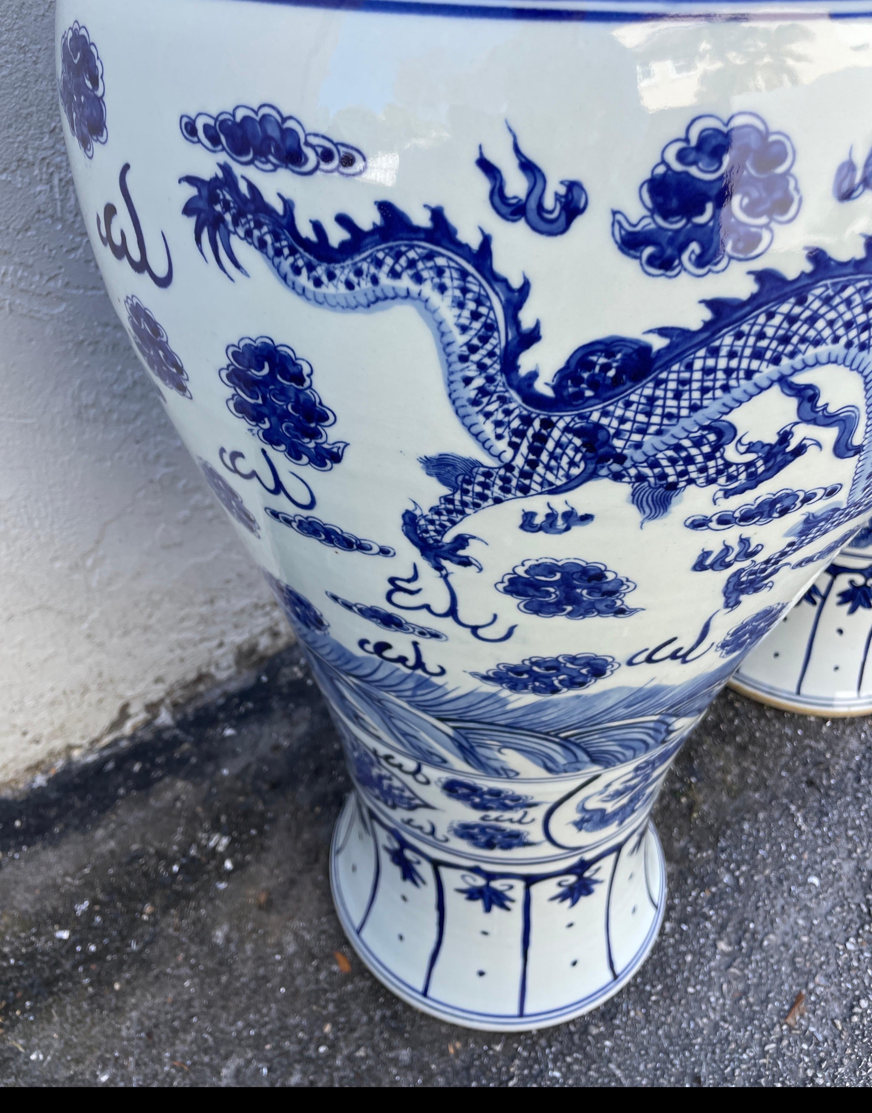 Paire de pots à gingembre bleus et blancs chinois avec couvercles en forme de chien Foo 2