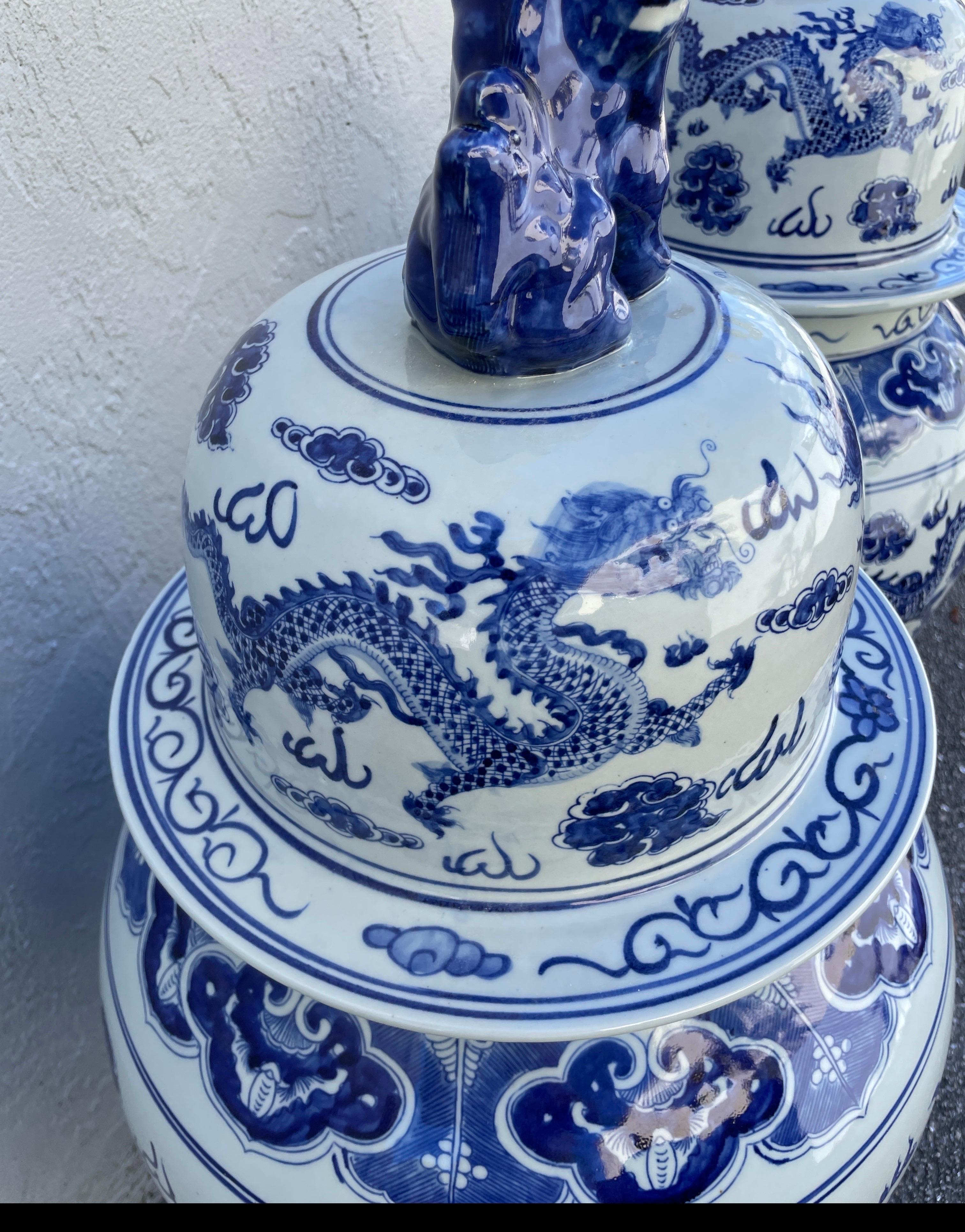 Paire de pots à gingembre bleus et blancs chinois avec couvercles en forme de chien Foo 3