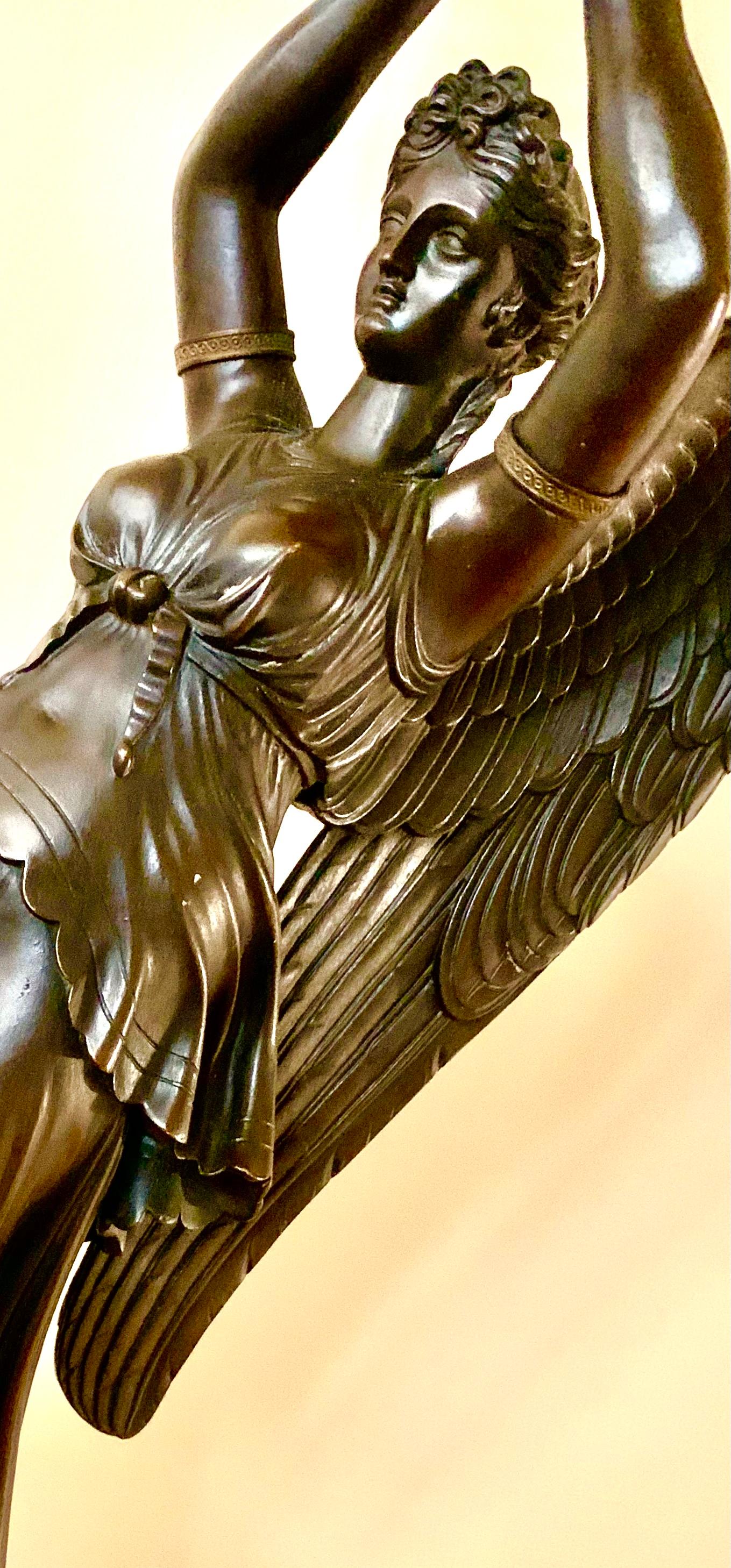 Ein außergewöhnliches Paar vergoldeter und patinierter Bronzekandelaber aus Rouge Griotte-Marmor in Palastgröße von Claude-Francois Rabiat, um 1805. Jeweils mit einer klassisch drapierten Figur des geflügelten Sieges, der Göttin Nike, die einen