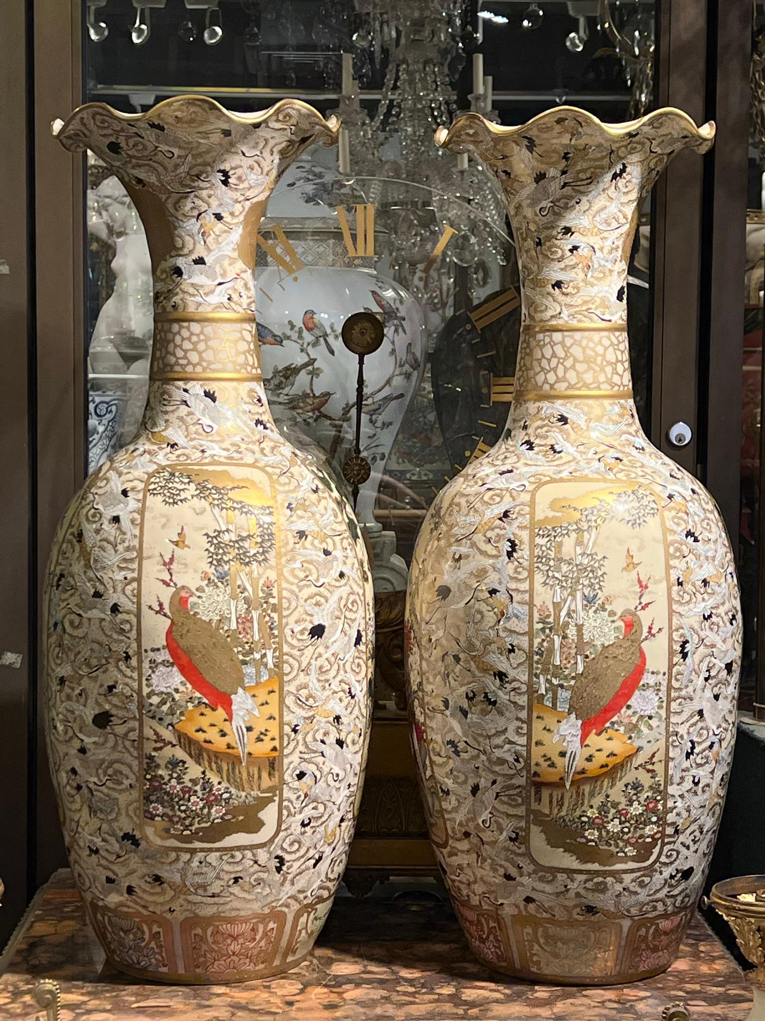 Peint à la main Paire de palais  taille Japonais  Vases satsuma de la période Meiji en vente