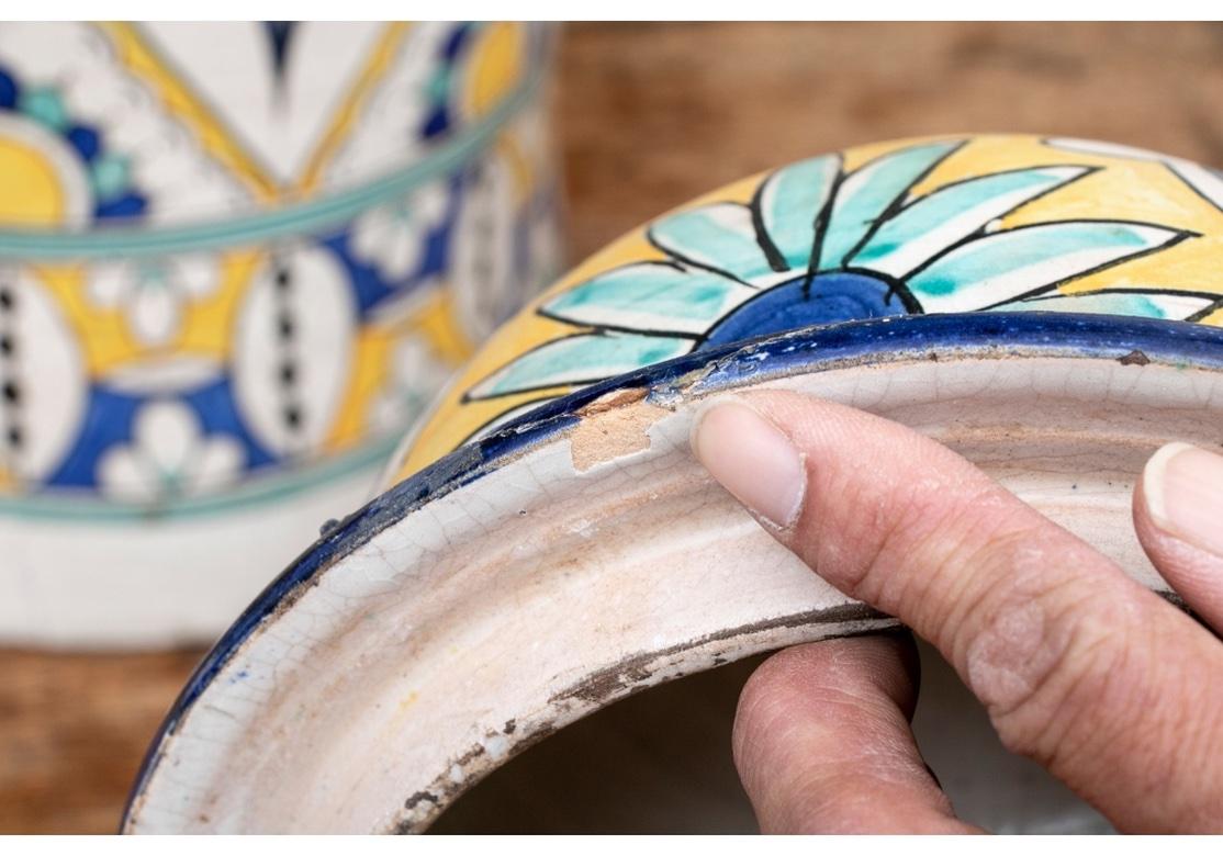 Peint à la main Paire de pots en céramique marocaine décorés de glaçures, taille palais en vente