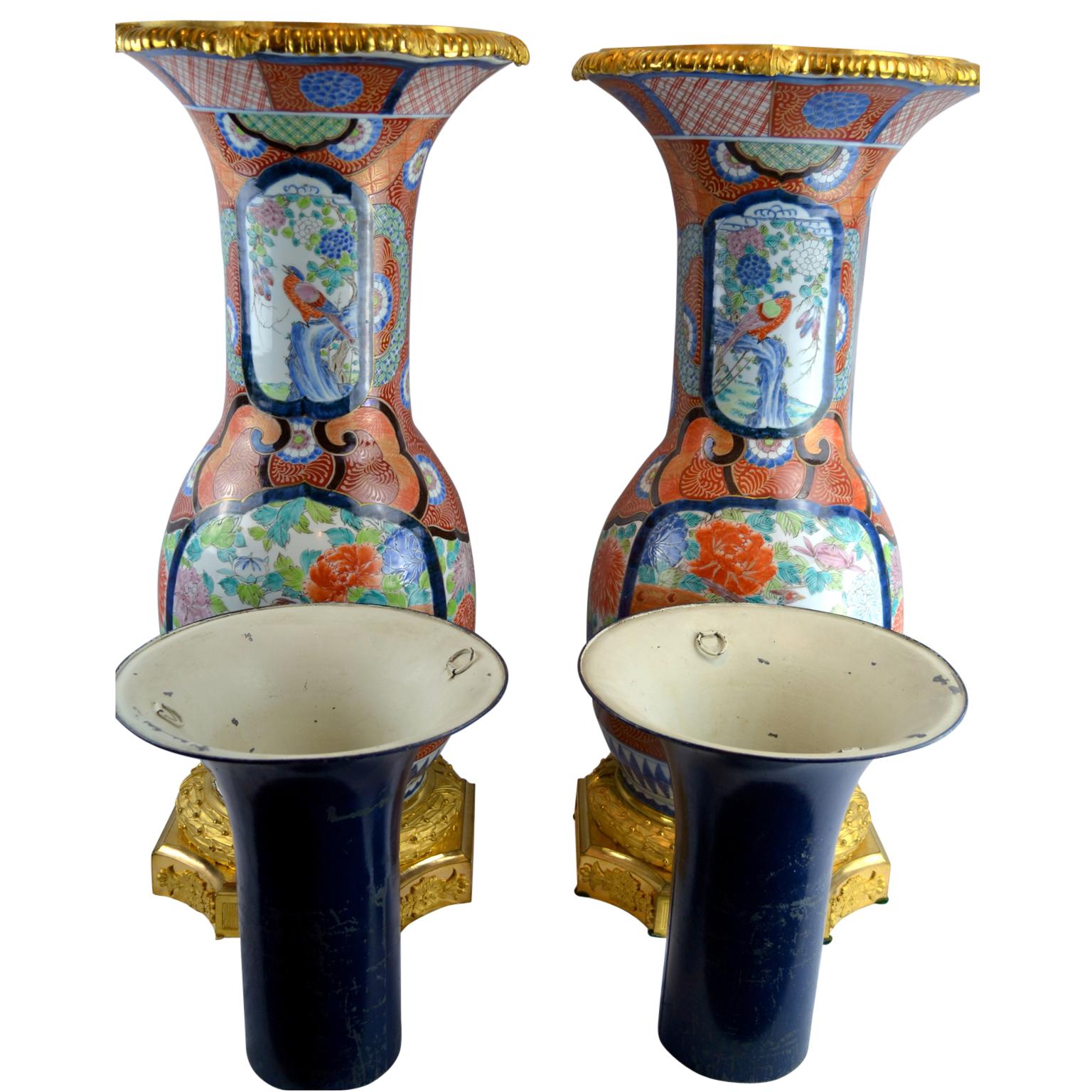 Autre Paire de vases Imari japonais du 19ème siècle avec montures en bronze doré français en vente