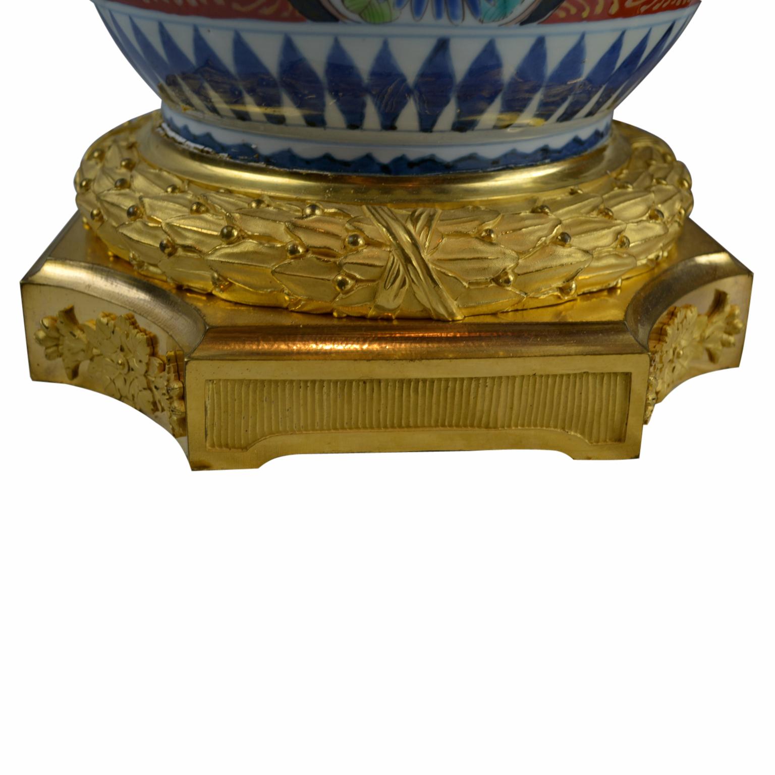 XIXe siècle Paire de vases Imari japonais du 19ème siècle avec montures en bronze doré français en vente