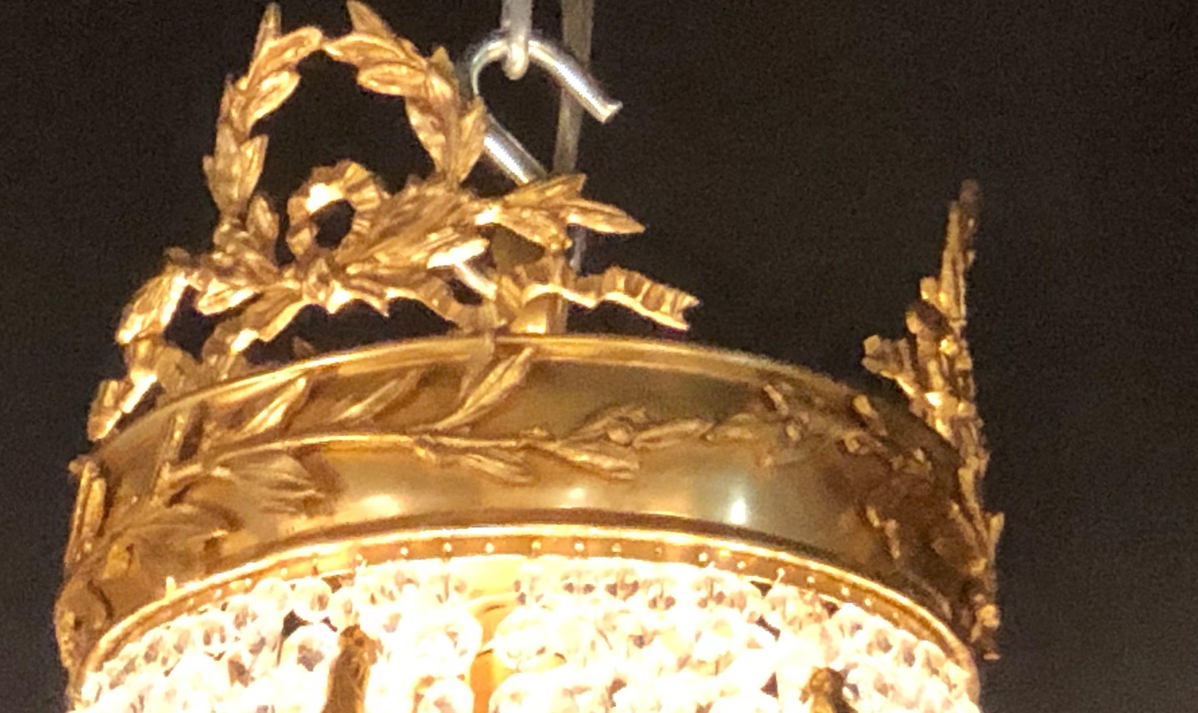 Coppia di splendidi lampadari in bronzo e cristallo in stile Luigi XVI in vendita 6