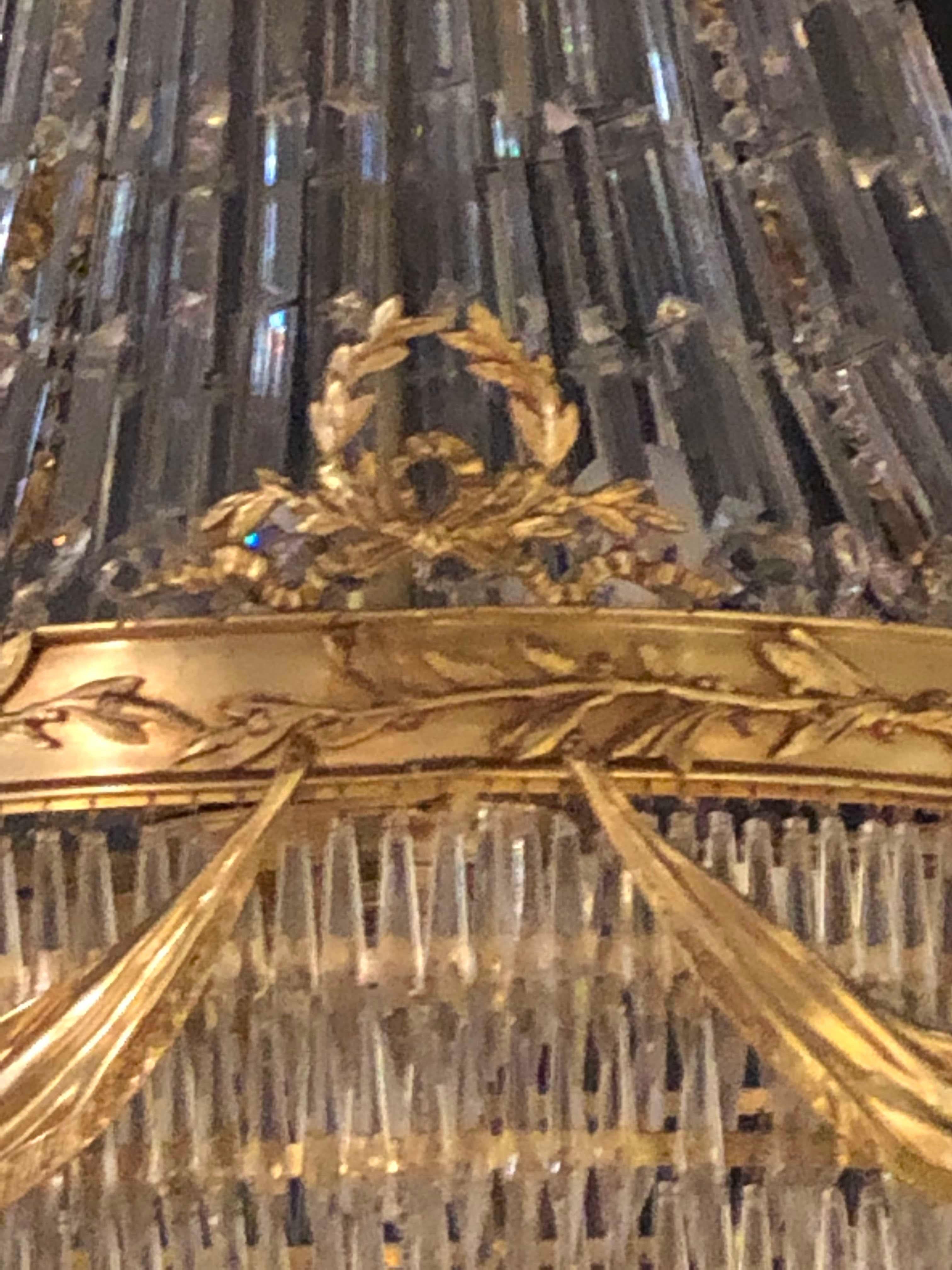 Paar palastartige Kronleuchter aus Bronze und Kristall im Louis-XVI.-Stil mit Swag-Design im Angebot 6